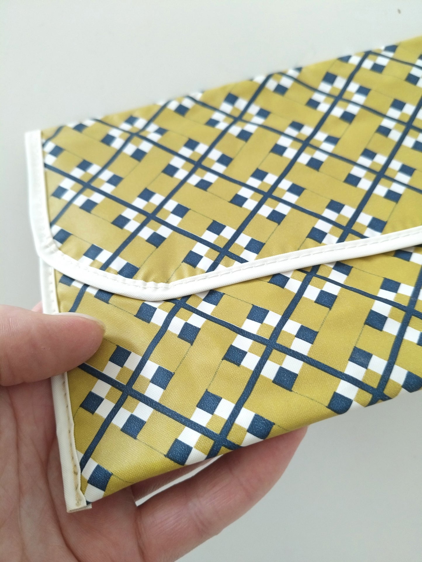 Pochette plate en vinyle décor graphique - cetaitmieuxavant