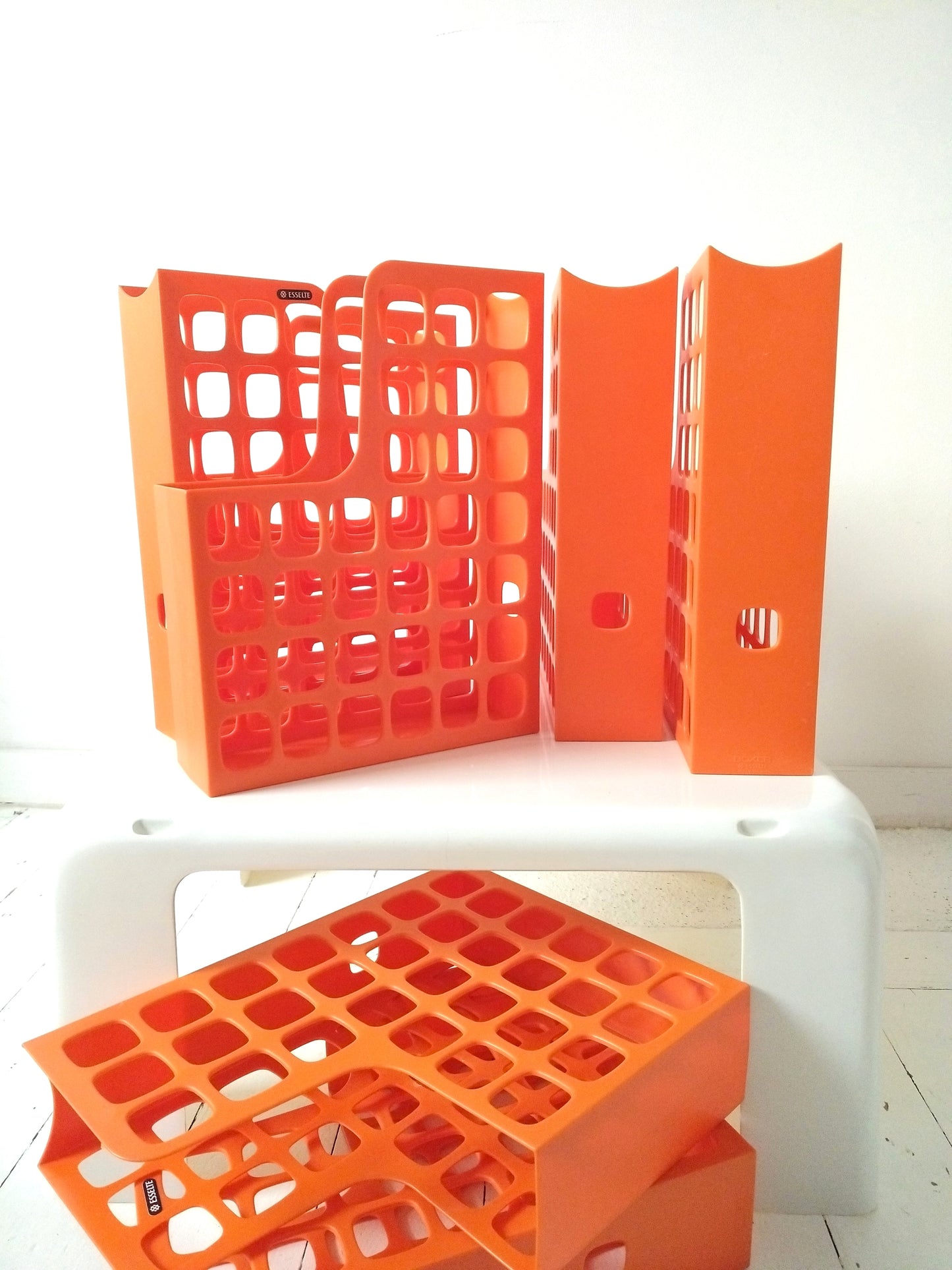 Range-documents/ magazines/ livres en plastique orange Esselte Boxer à l'unité
