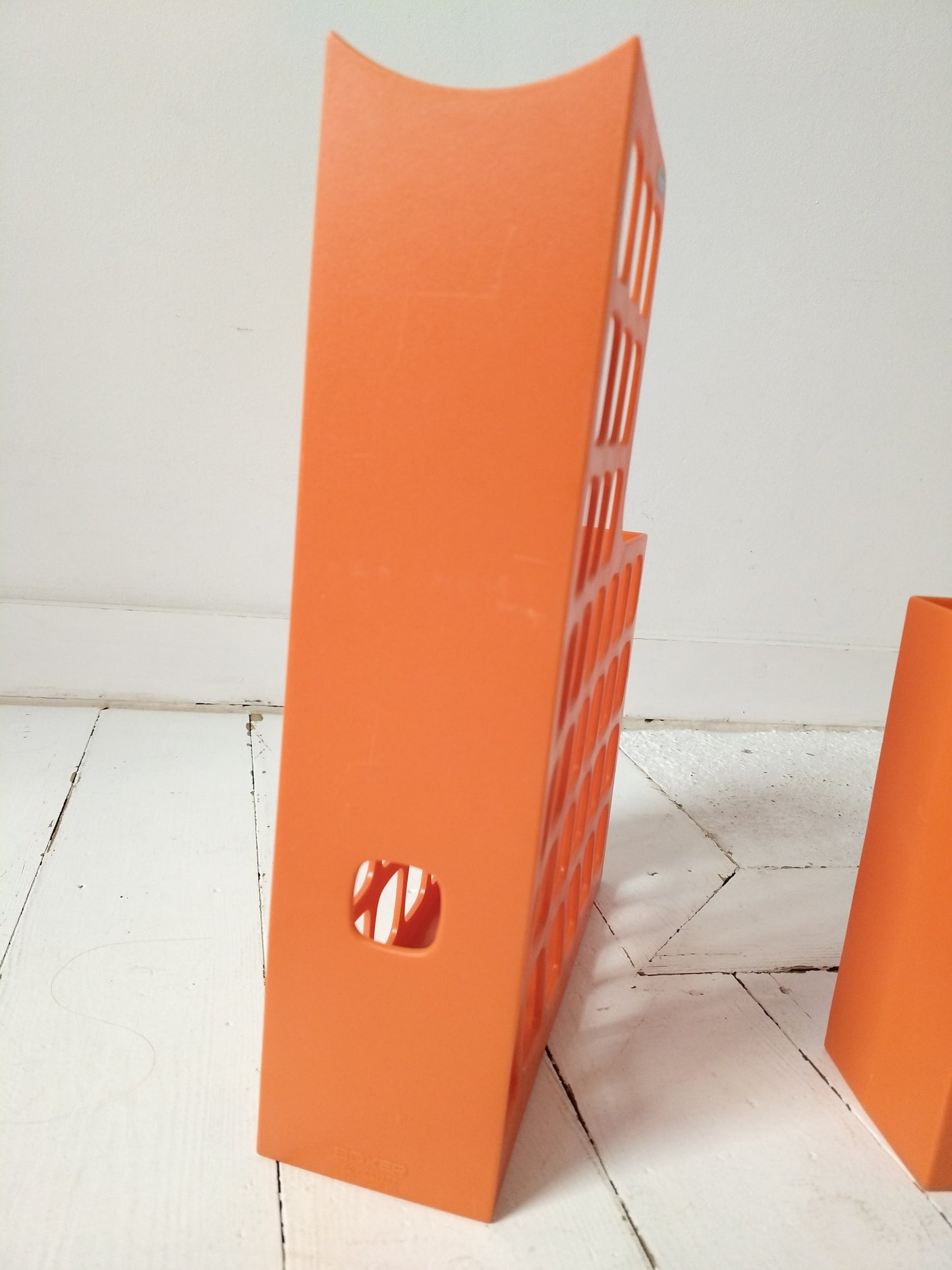 Range-documents/ magazines/ livres en plastique orange Esselte Boxer à l'unité