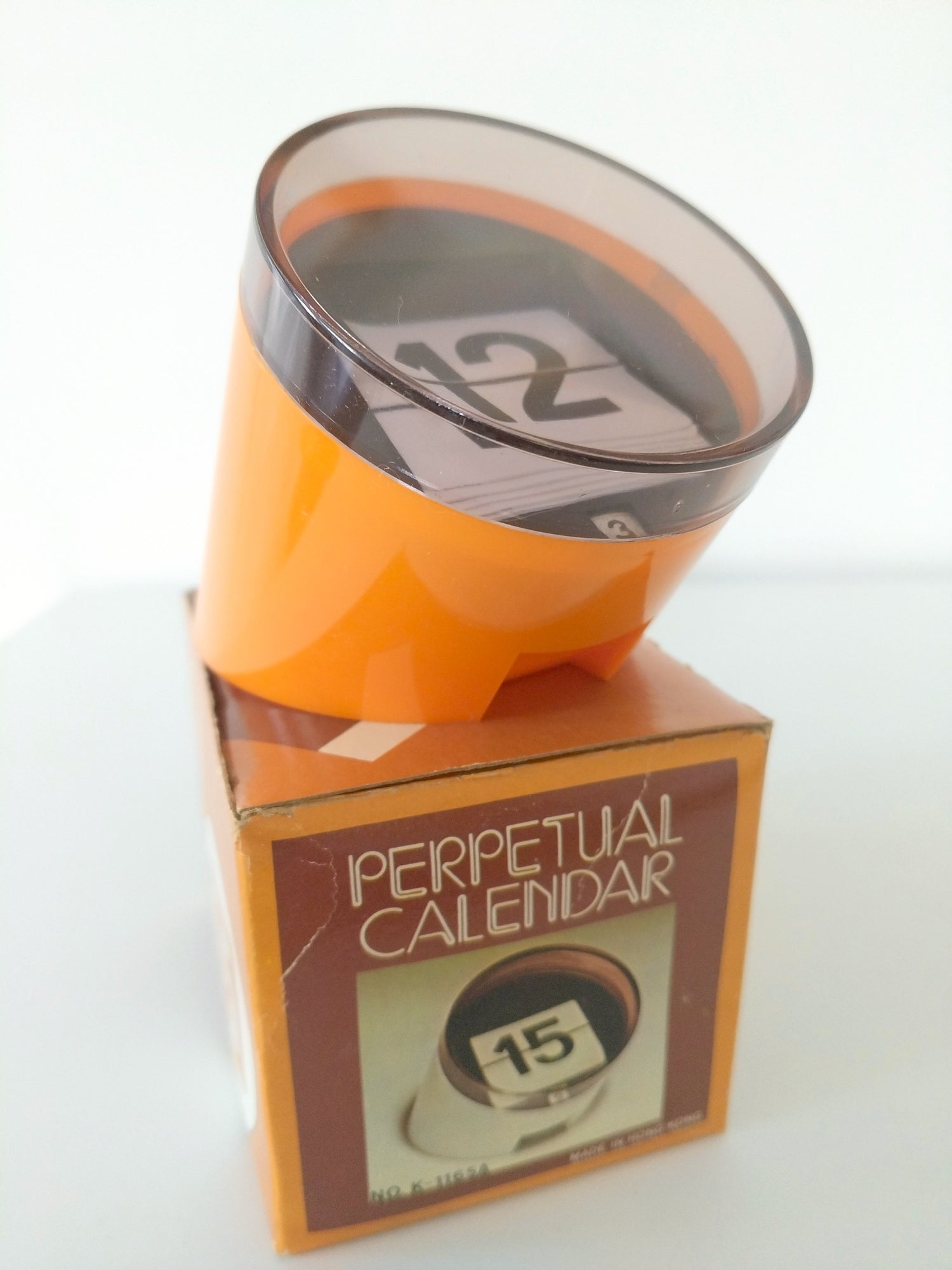 Calendrier perpétuel en plastique design UK made in Hong Kong - cetaitmieuxavant