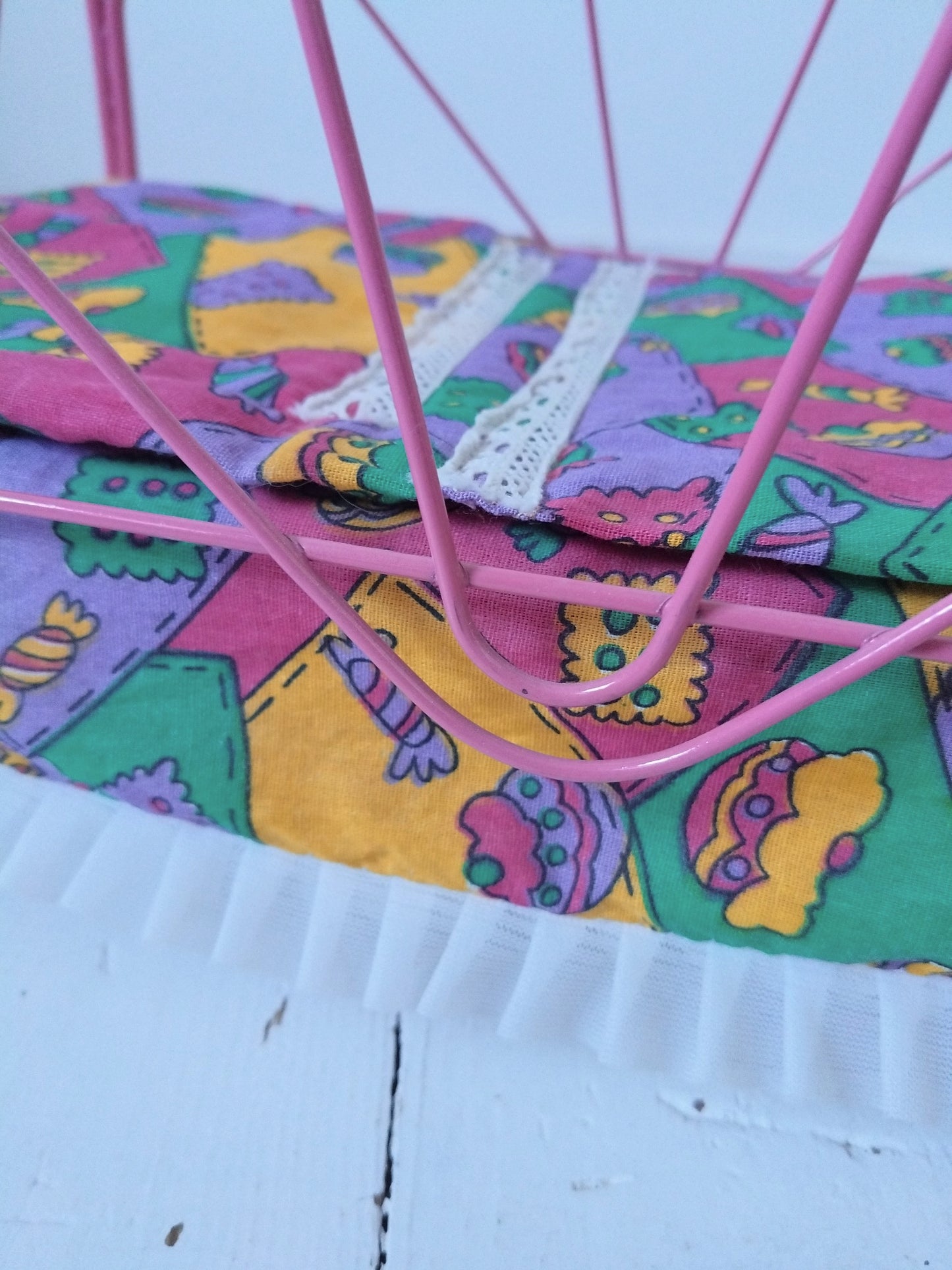 Petit lit de poupée métallique + linge de lit 80-90's