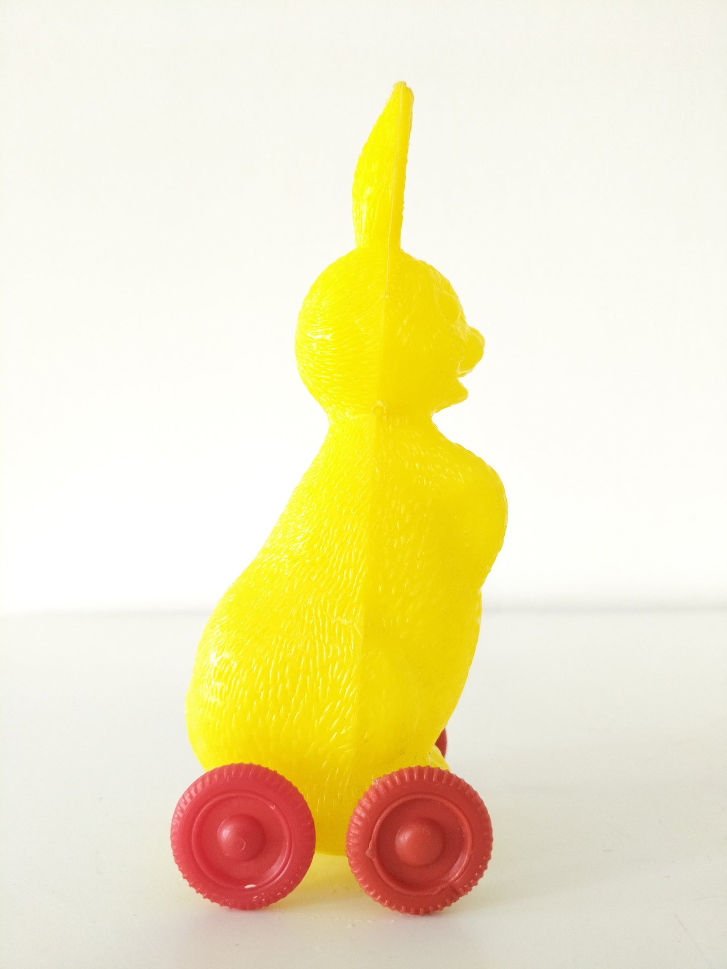 Déco de Pâques/ jouet petit lapin à roulettes en plastique - cetaitmieuxavant