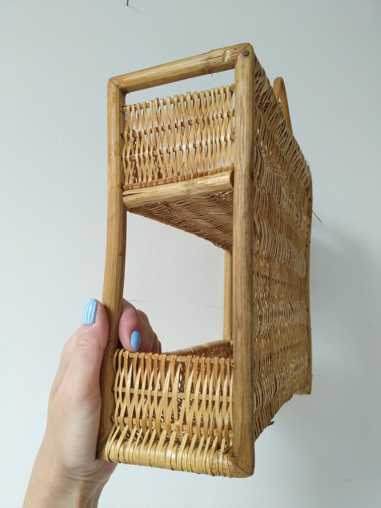 Petite étagère murale en osier et rotin