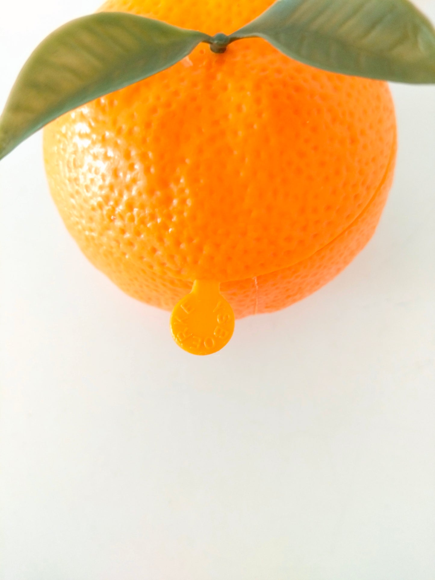 Petite boîte en forme d'orange en plastique publicitaire Ijsboerke à l'unité