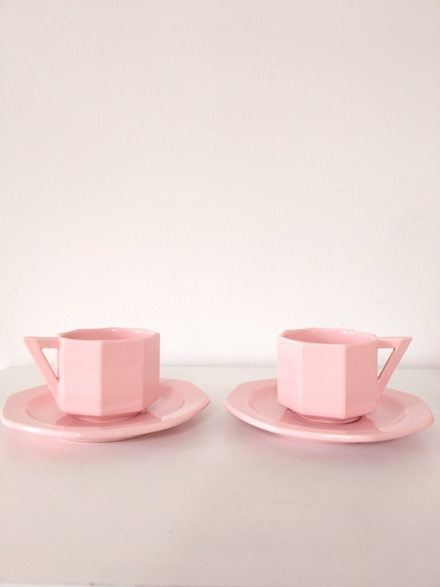 Ensemble de deux tasses + sous-tasses octogonales en porcelaine rose 90's - cetaitmieuxavant