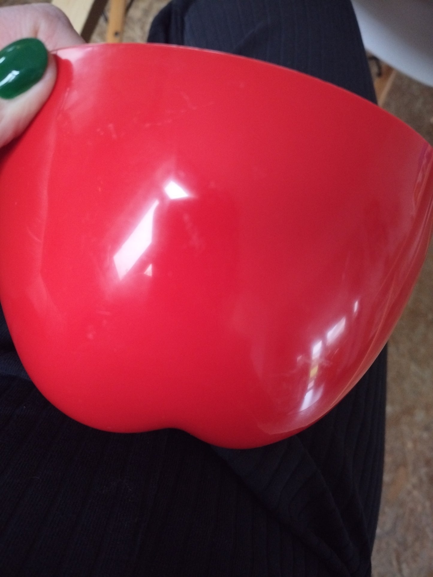 Pomme à glaçons en plastique rouge ou orange au choix