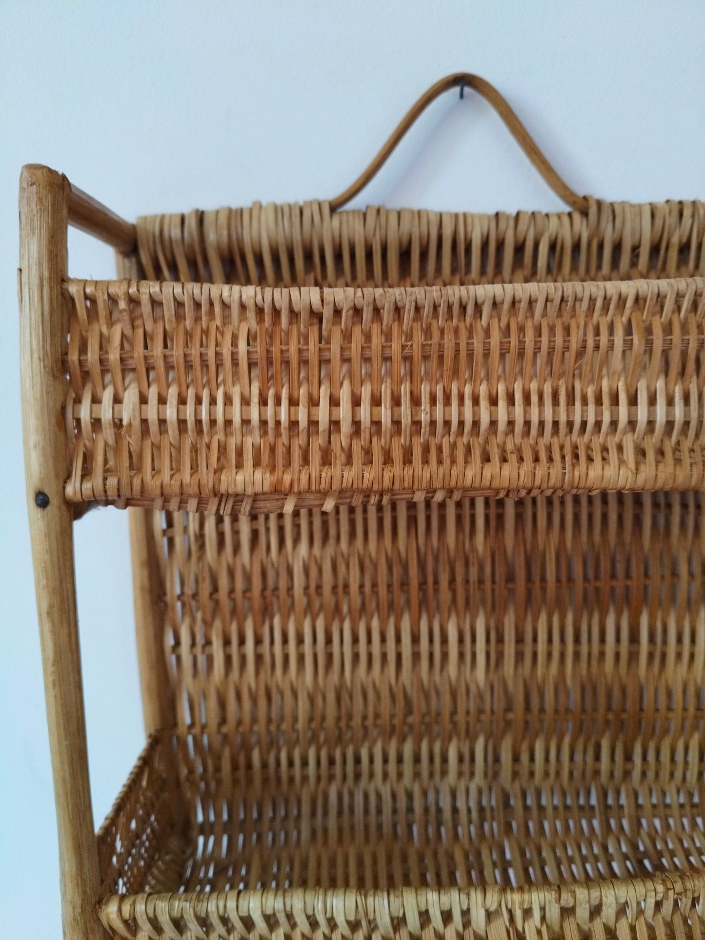 Petite étagère murale en osier et rotin