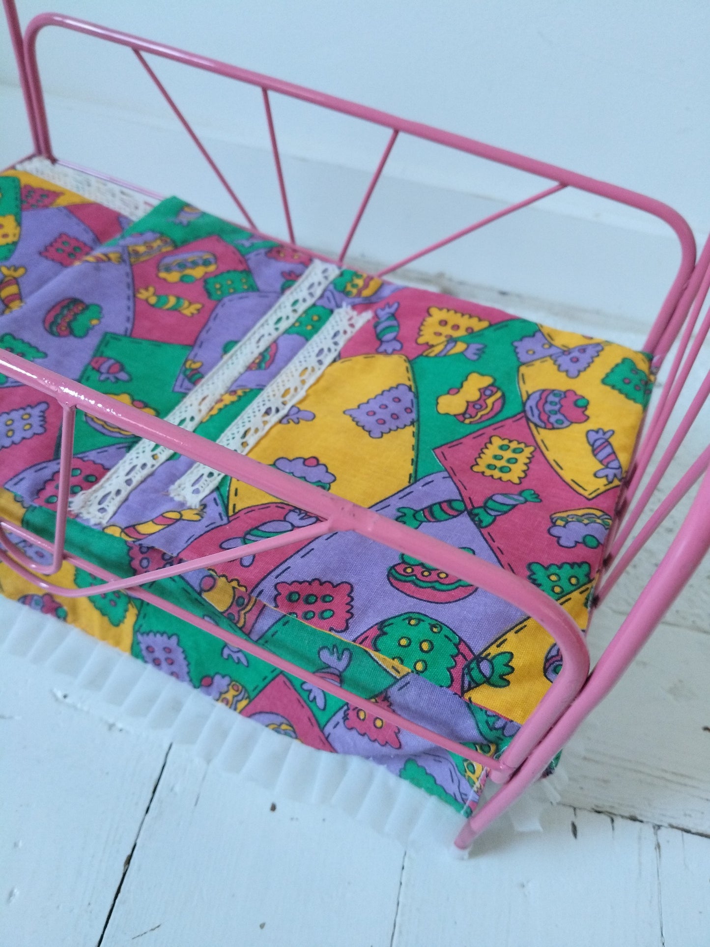 Petit lit de poupée métallique + linge de lit 80-90's