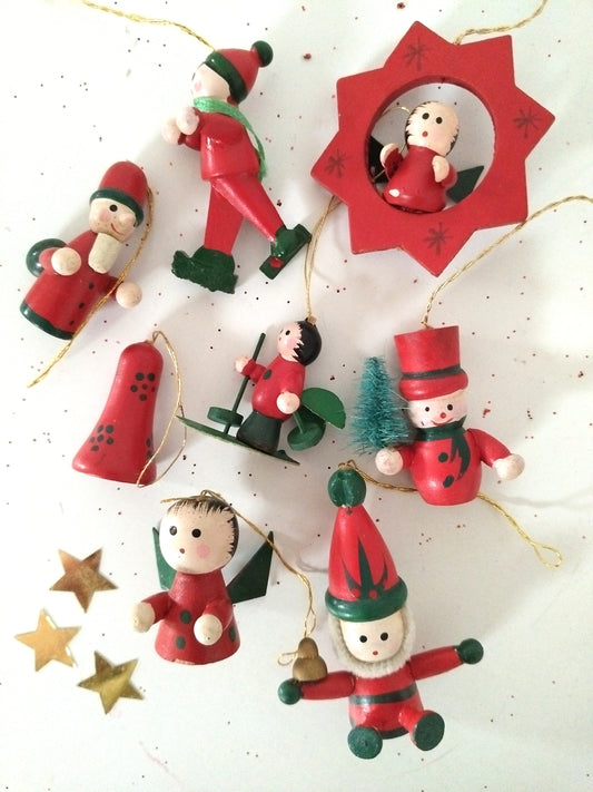 8 petits sujets de Noël en bois à suspendre (2 lots disponibles)
