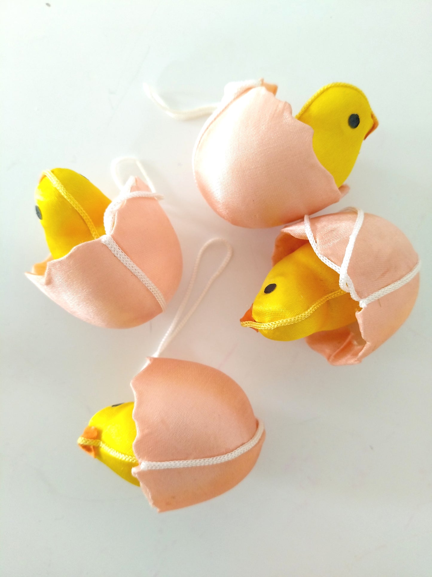 Déco Pâques/ ensemble de 4 petits poussins en plastique à suspendre - cetaitmieuxavant