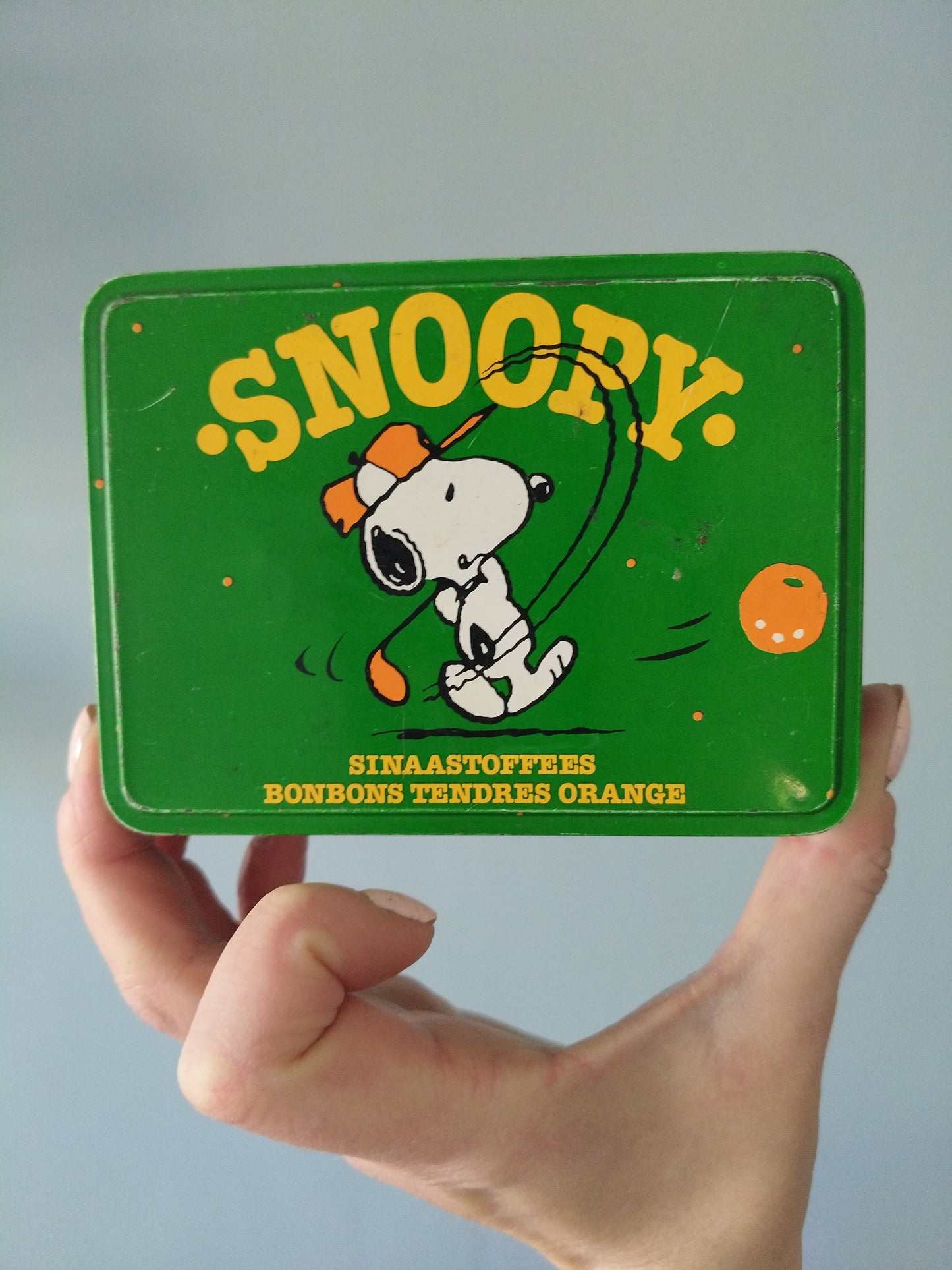 Boîte métallique Snoopy mini-golf 1958 United Feature Syndicate pour Van Melle confiserie bonbons tendres orange - cetaitmieuxavant