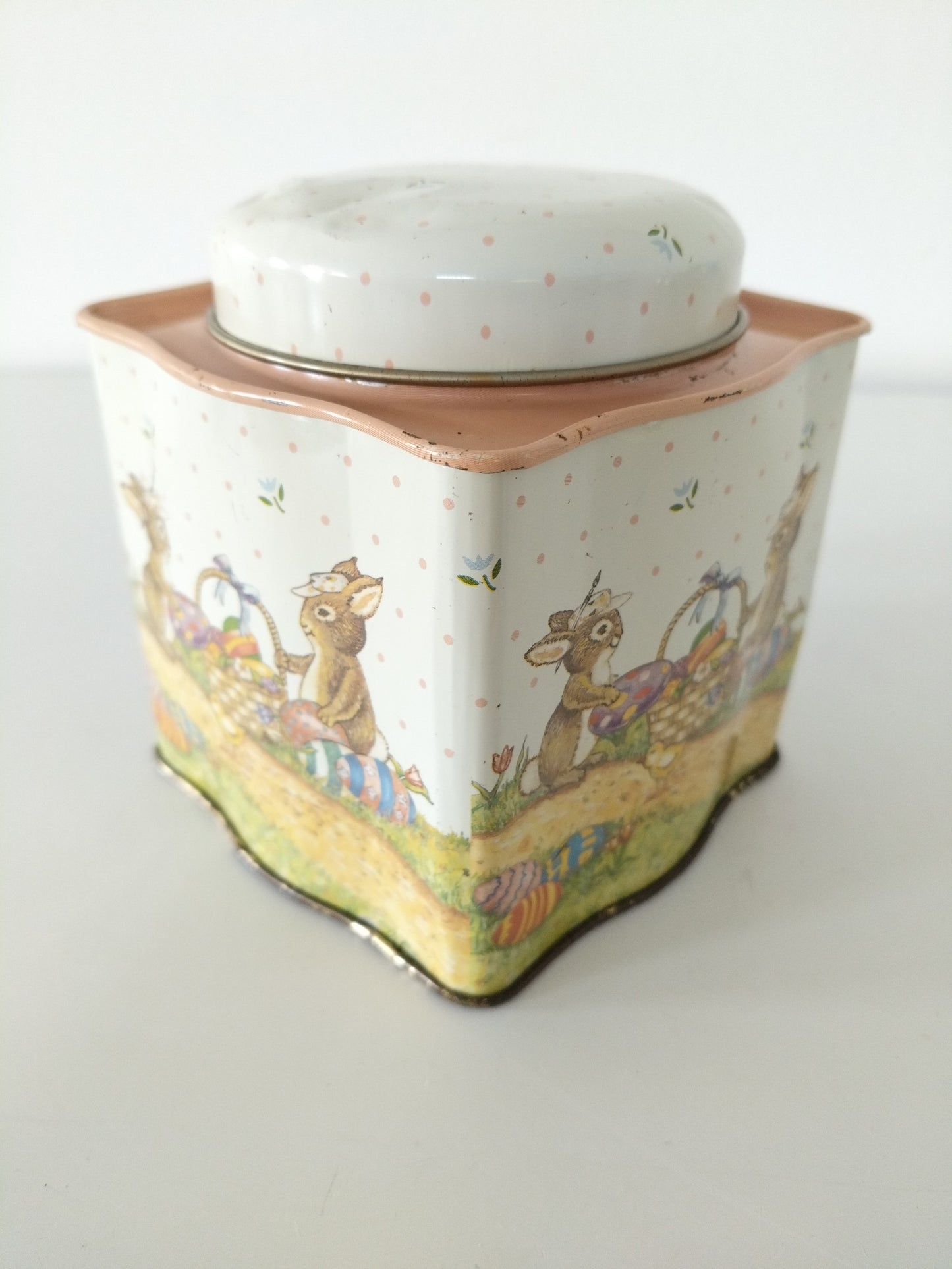 Boîte métallique décor Pâques