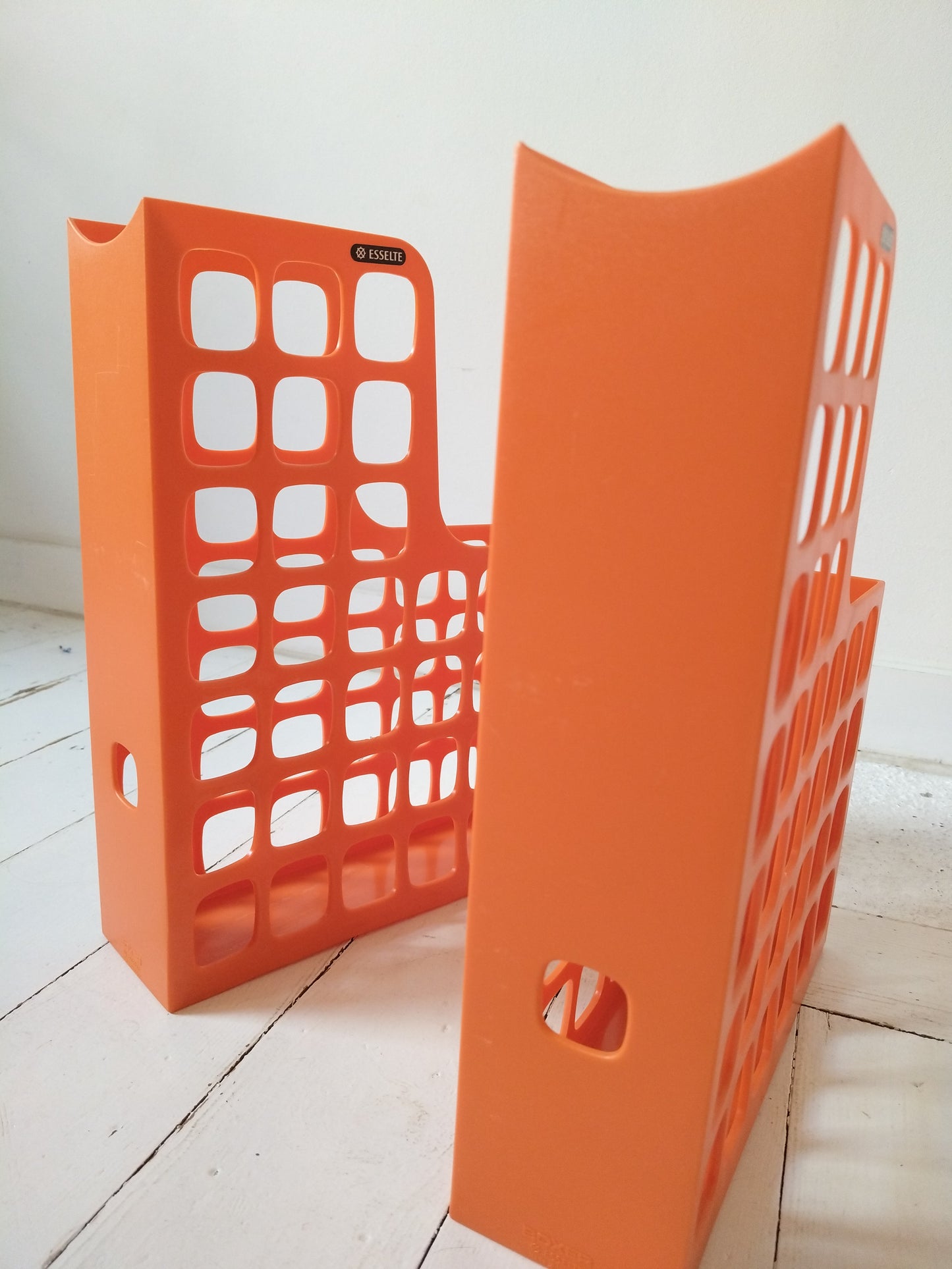 Range-documents/ magazines/ livres en plastique orange Esselte Boxer à l'unité