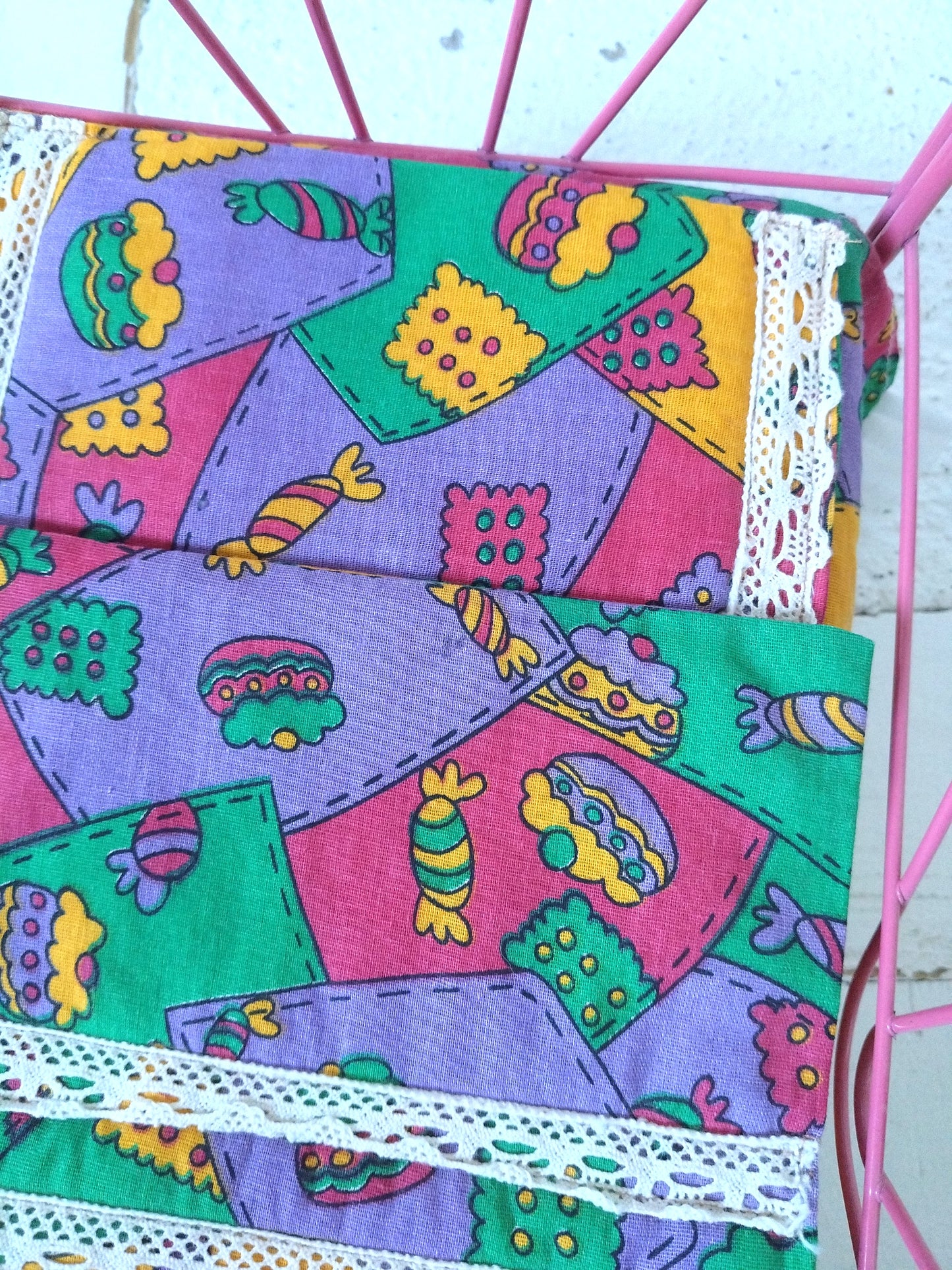 Petit lit de poupée métallique + linge de lit 80-90's