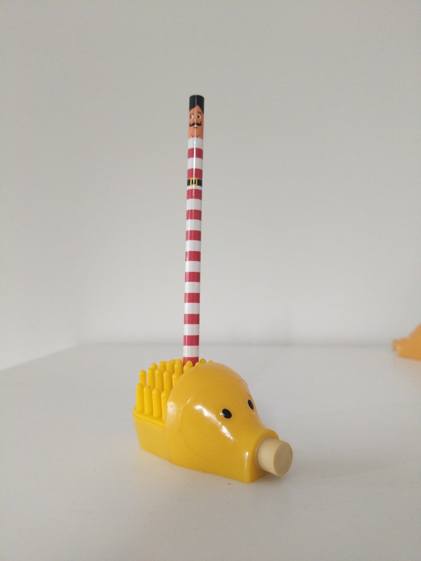 Hérisson miniature taille-crayon, porte-crayon et gomme 80's couleur au choix