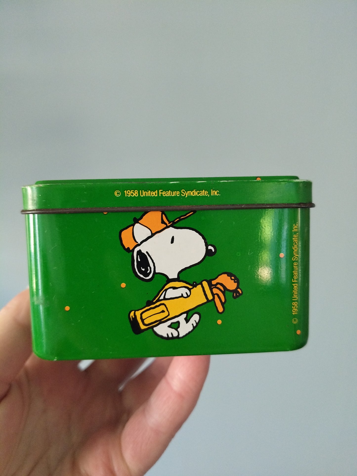 Boîte métallique Snoopy mini-golf 1958 United Feature Syndicate pour Van Melle confiserie bonbons tendres orange - cetaitmieuxavant