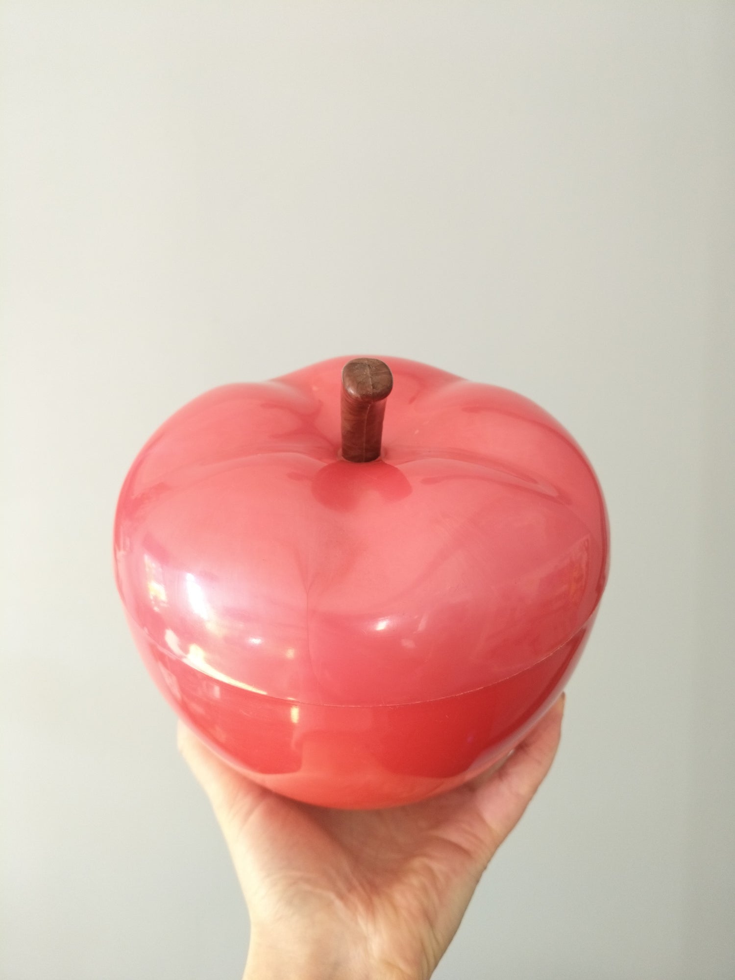 Boîte pomme en plastique framboise nacré - cetaitmieuxavant
