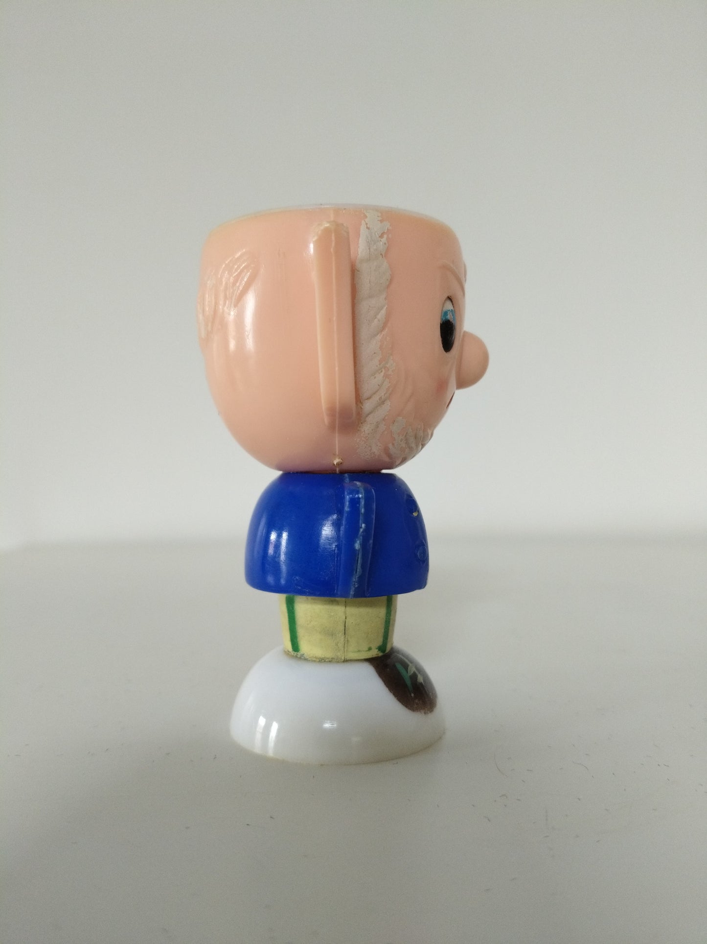 Coquetier lutin Potiron Oui-Oui en plastique made in Hong Kong