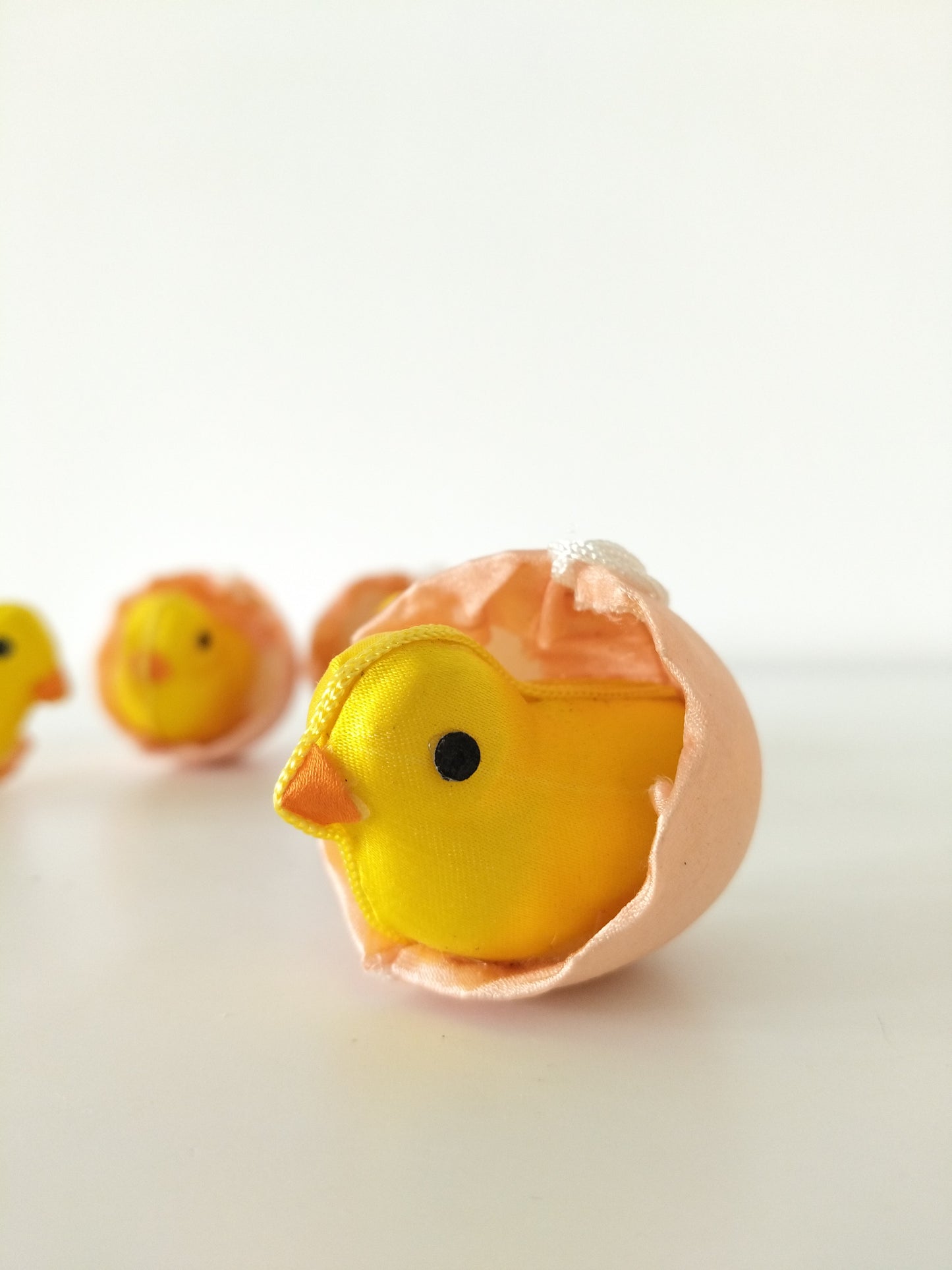 Déco Pâques/ ensemble de 4 petits poussins en plastique à suspendre - cetaitmieuxavant