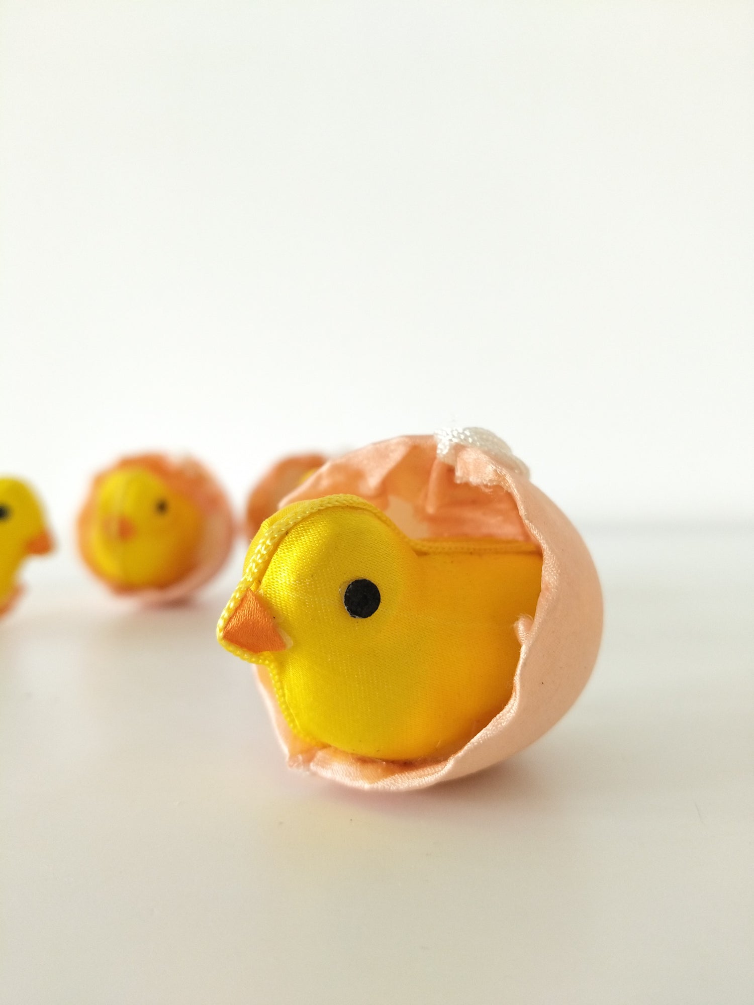 Déco Pâques/ ensemble de 4 petits poussins en plastique à suspendre - cetaitmieuxavant