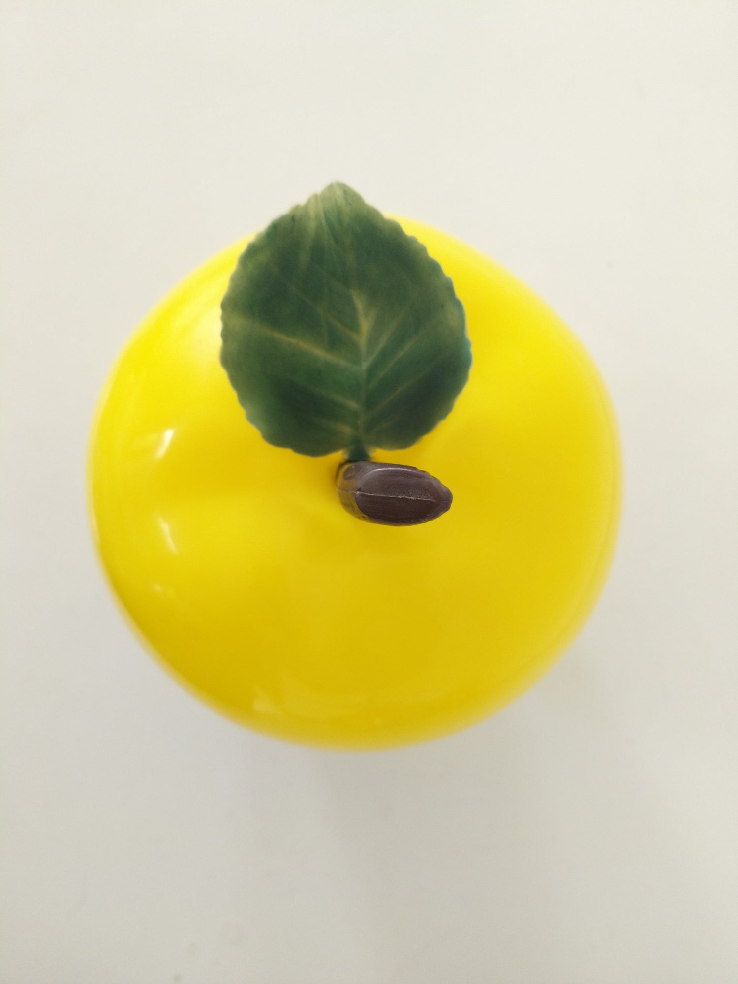 Boîte/ pomme à glaçons en plastique JAUNE - cetaitmieuxavant
