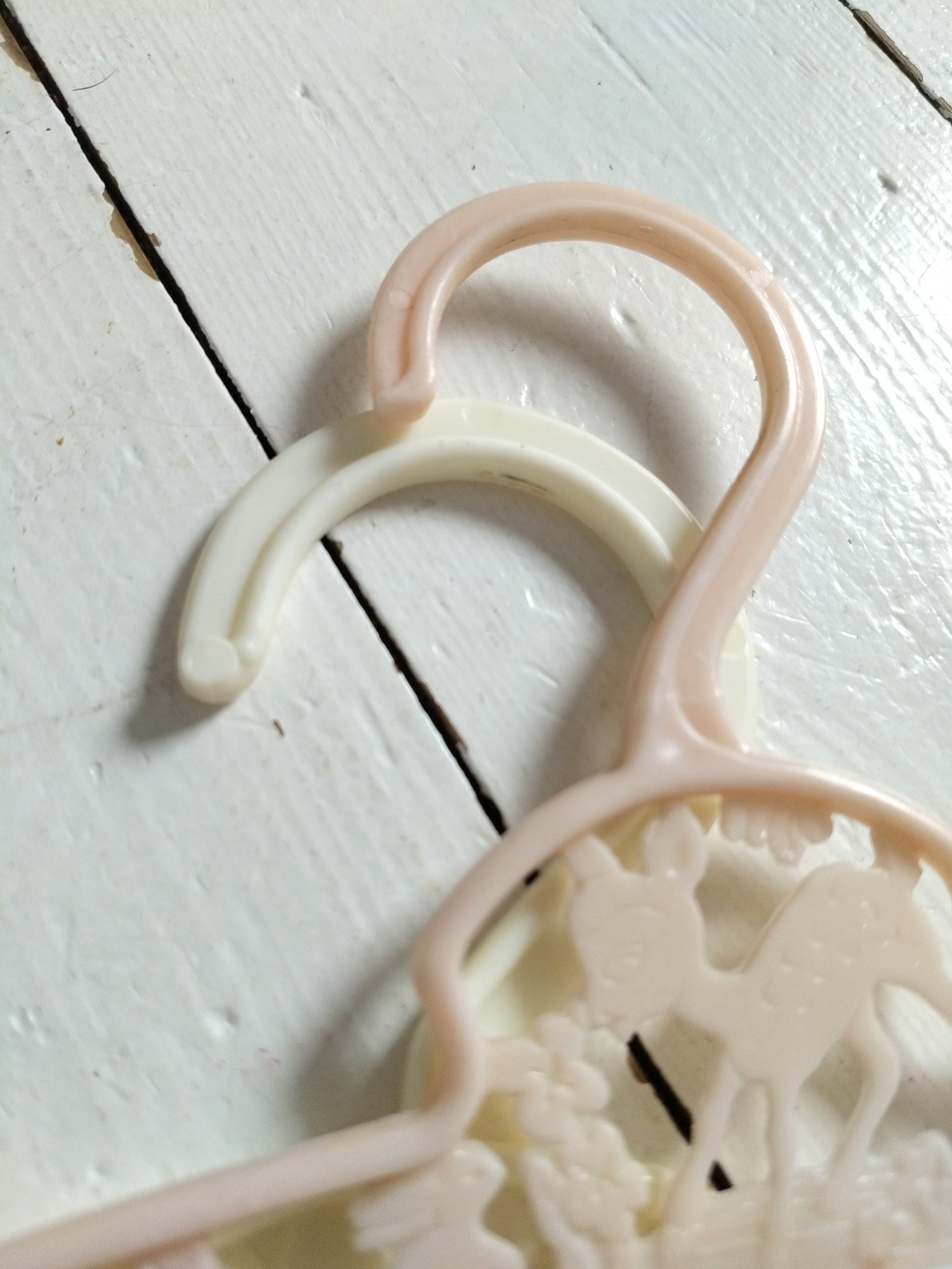 Ensemble de 2 cintres en plastique enfant - cetaitmieuxavant