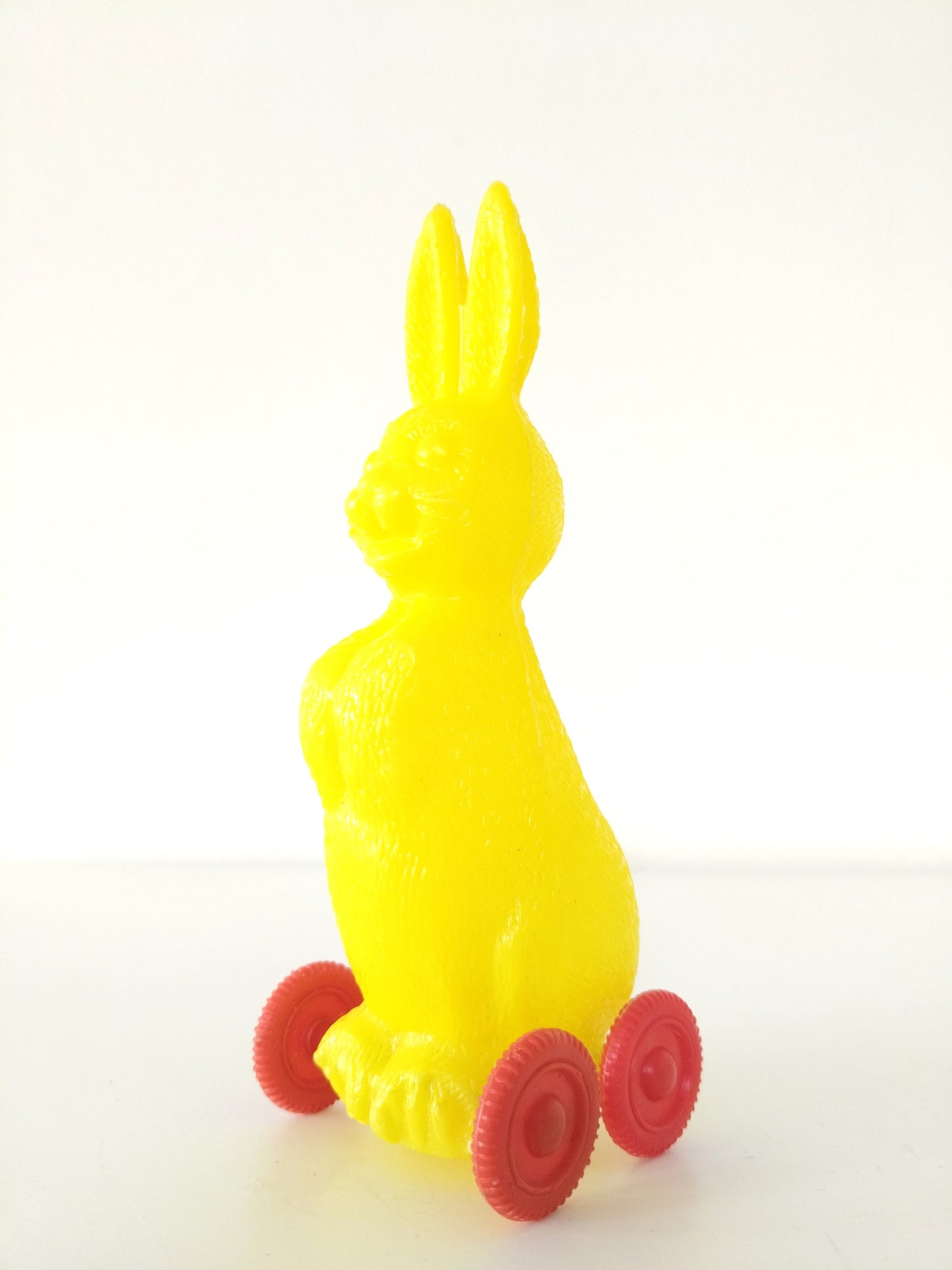 Déco de Pâques/ jouet petit lapin à roulettes en plastique - cetaitmieuxavant