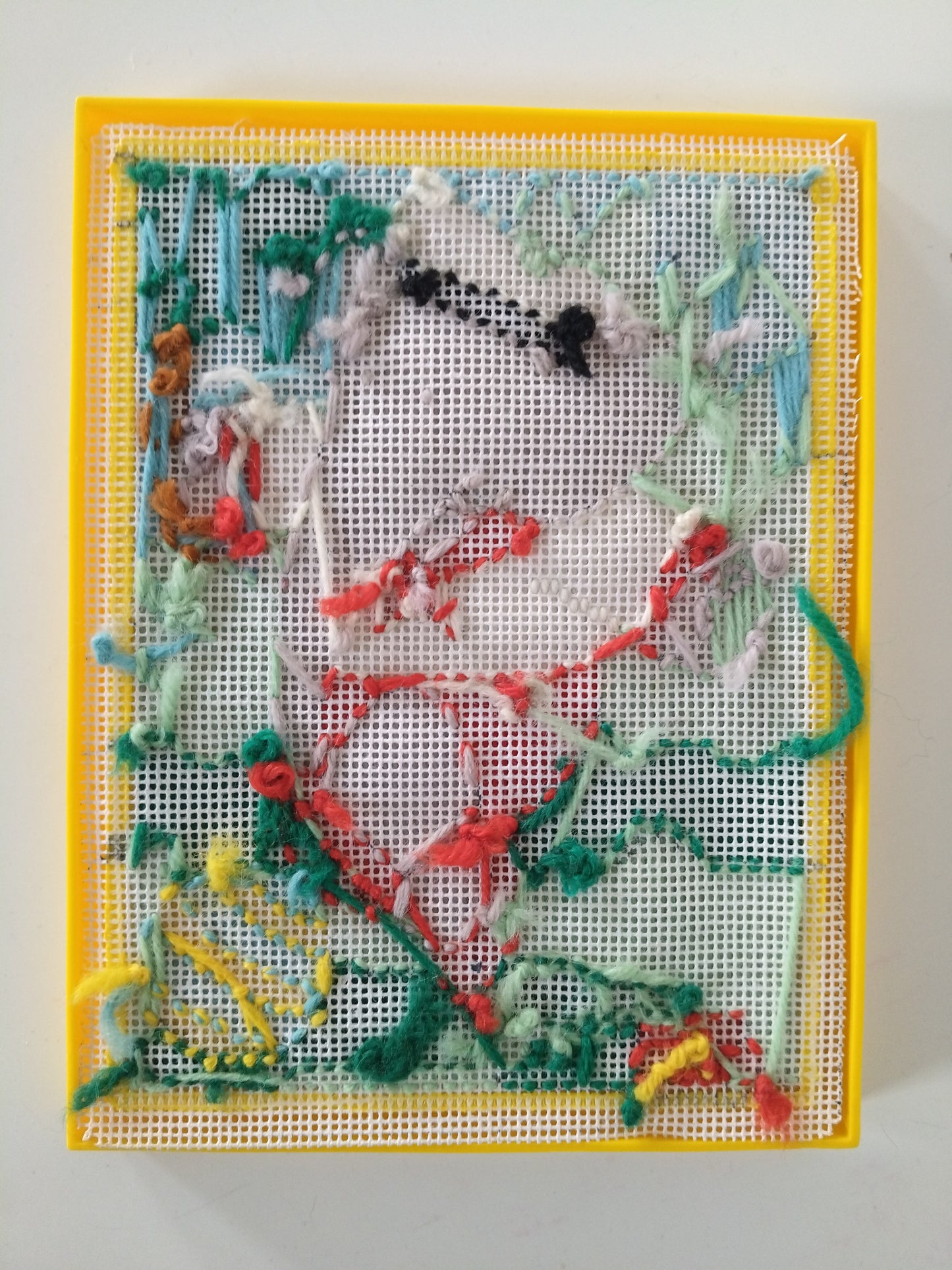 Ancienne broderie de Babar encadrée