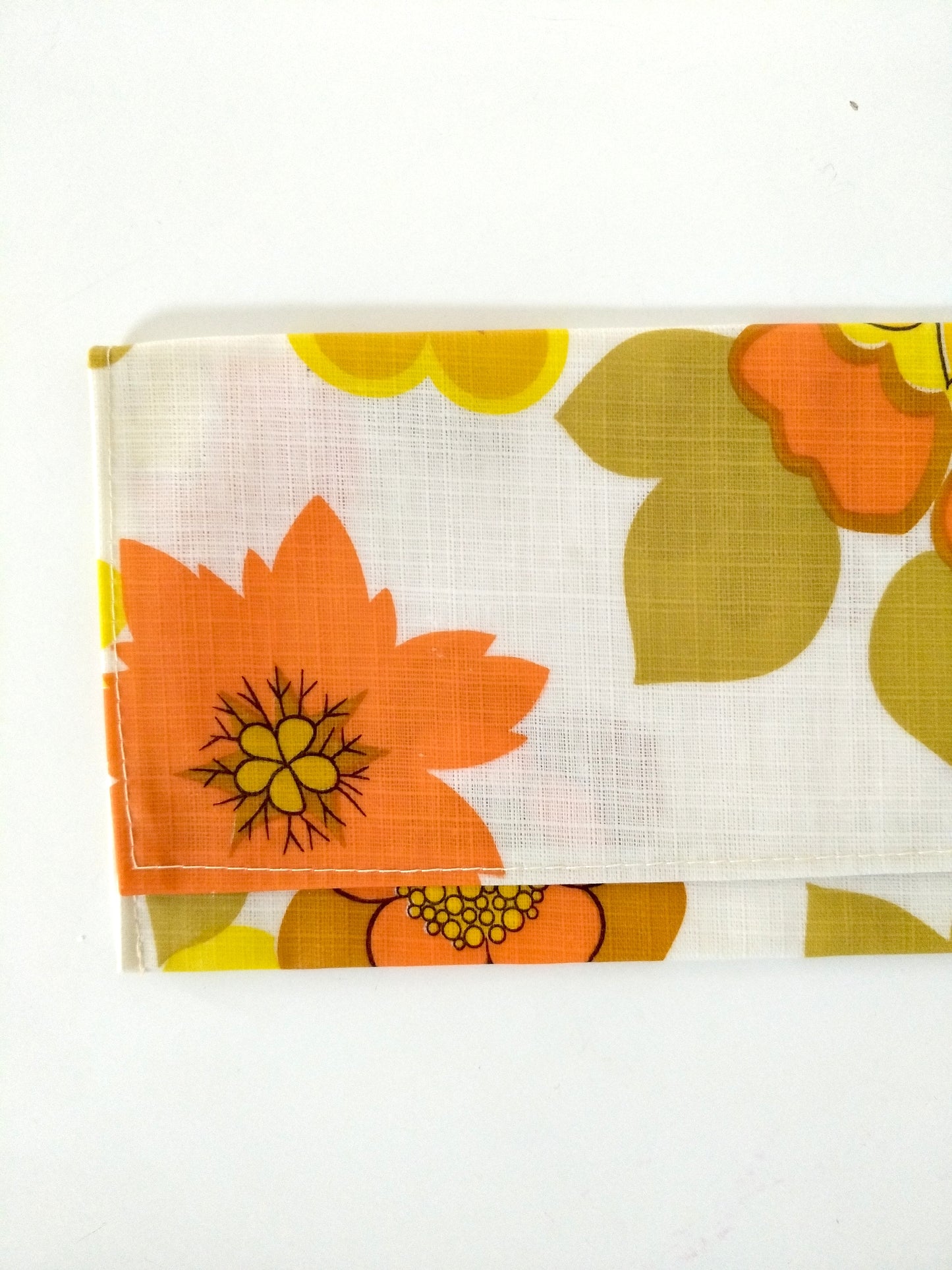 Pochette plate flower power vintage en toile cirée - cetaitmieuxavant