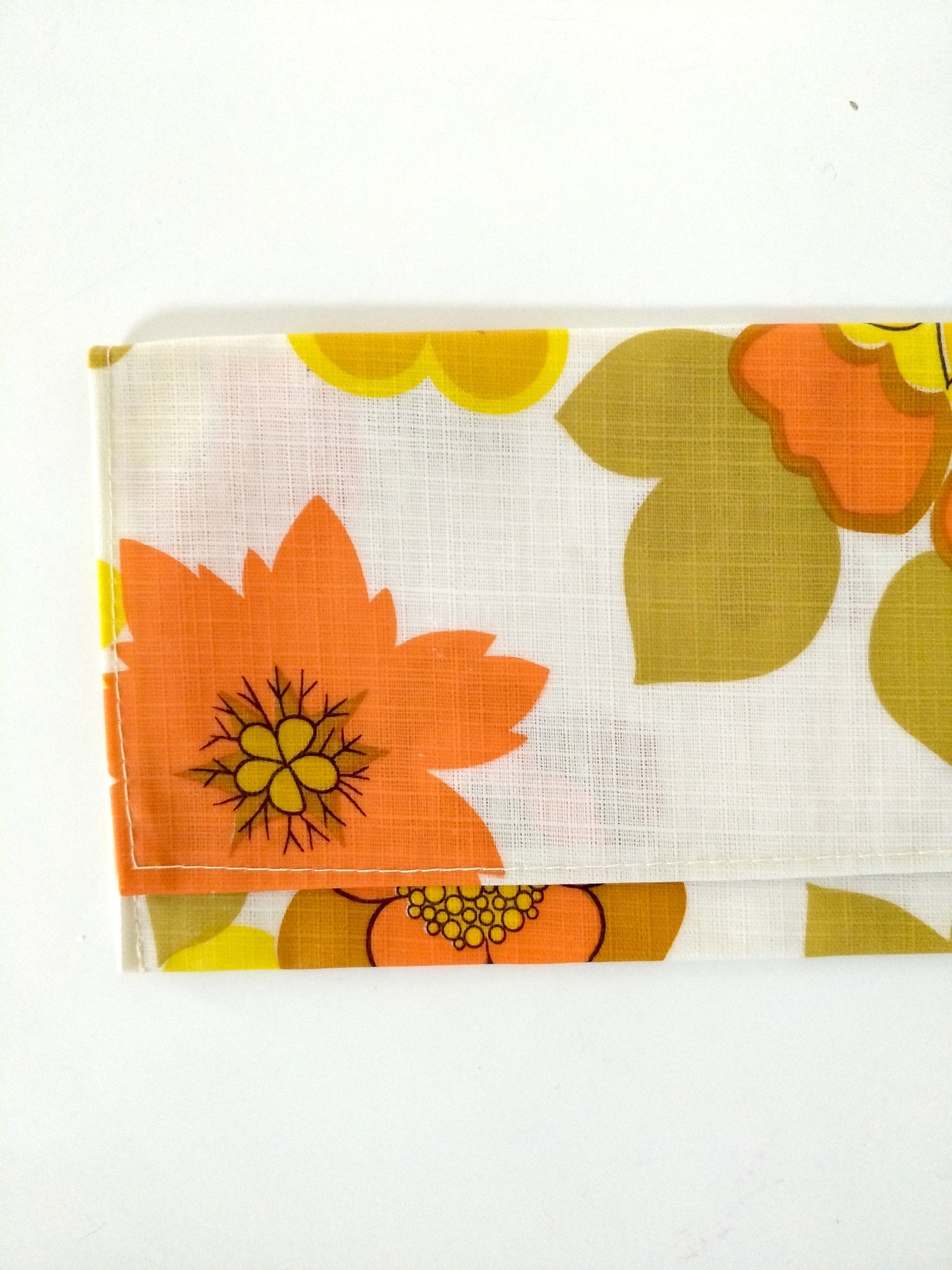 Pochette plate flower power vintage en toile cirée - cetaitmieuxavant