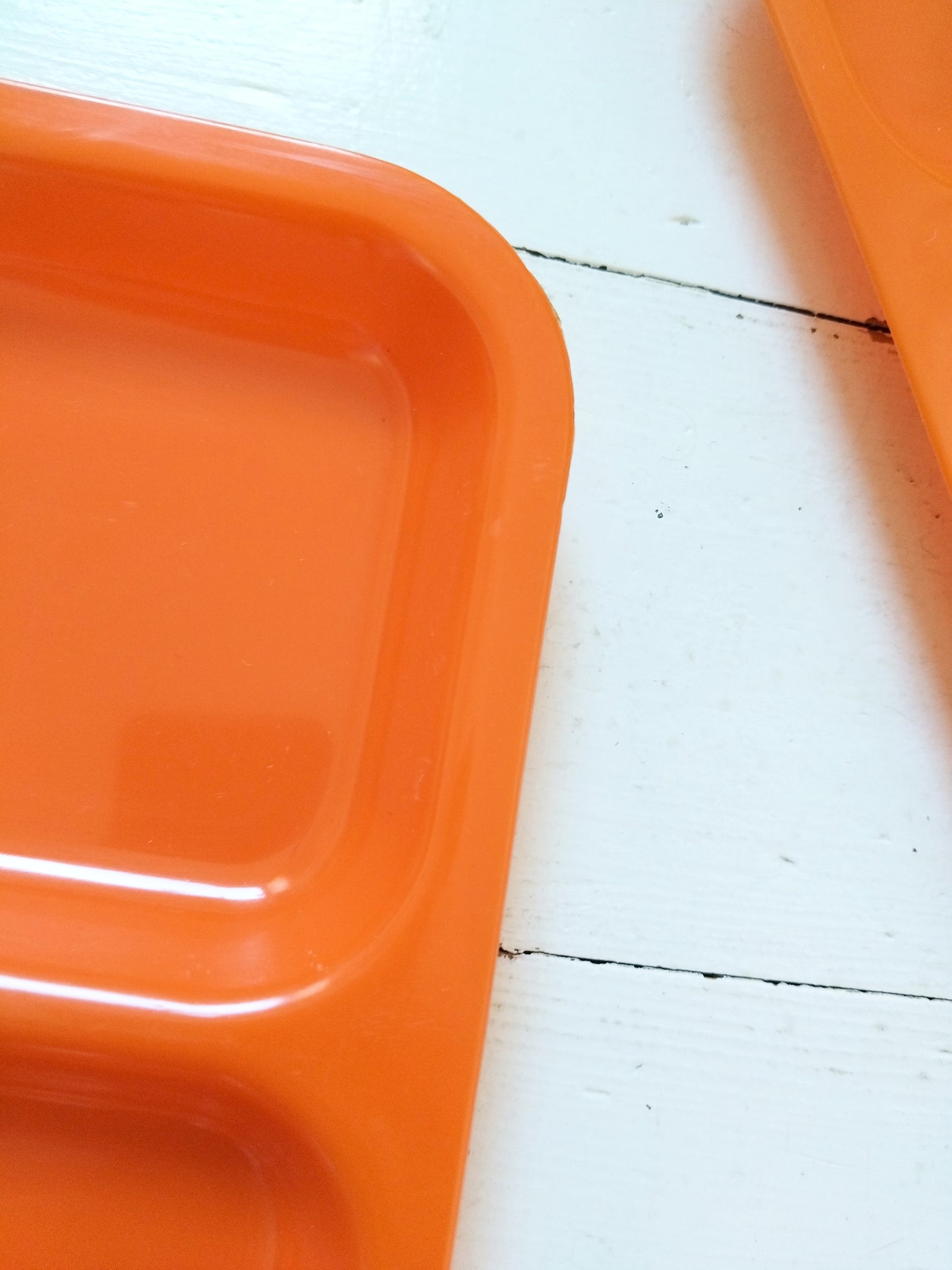 Plateau repas compartimenté en plastique orange (à l'unité - 2 dispos)