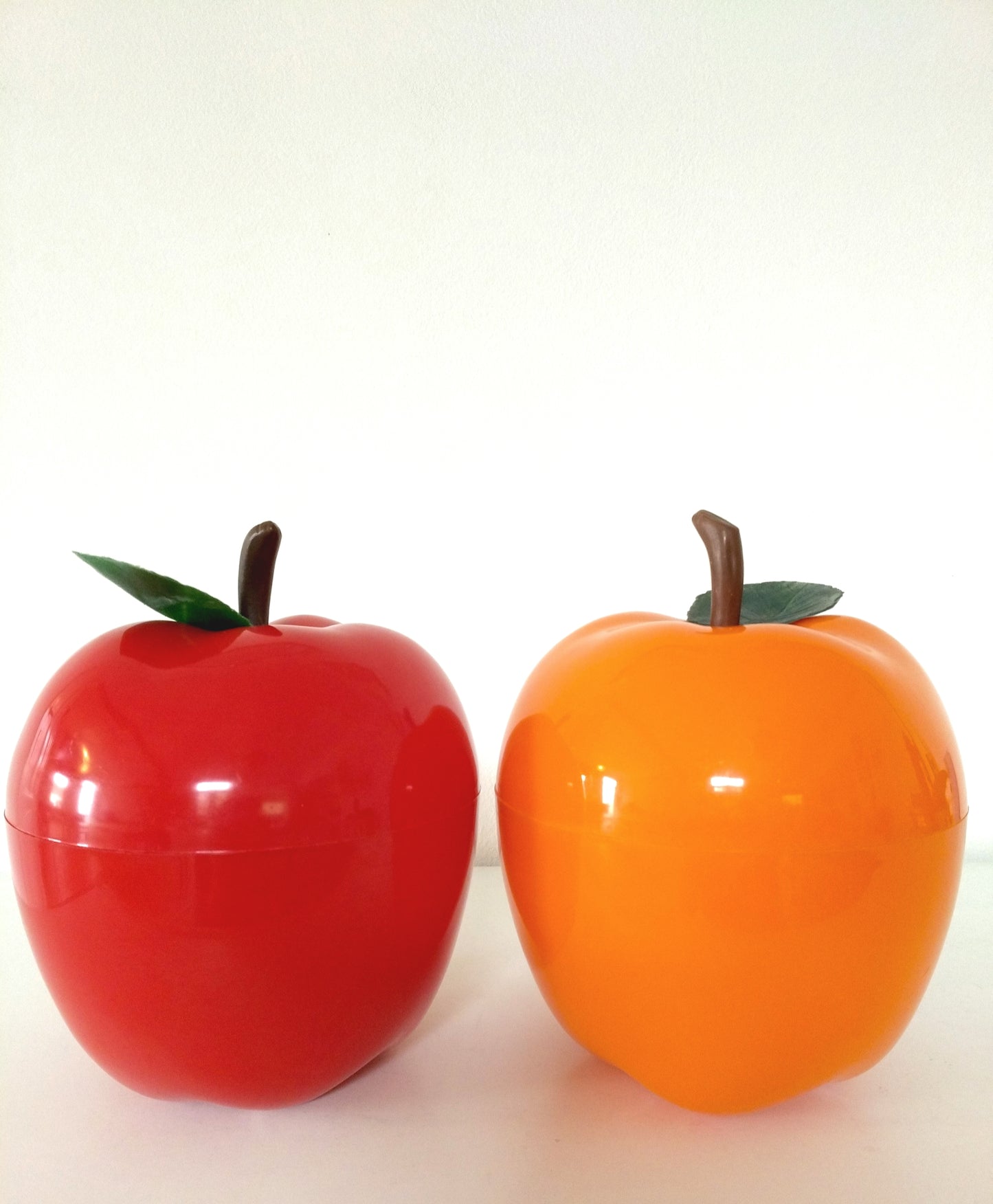Pomme à glaçons en plastique rouge ou orange au choix