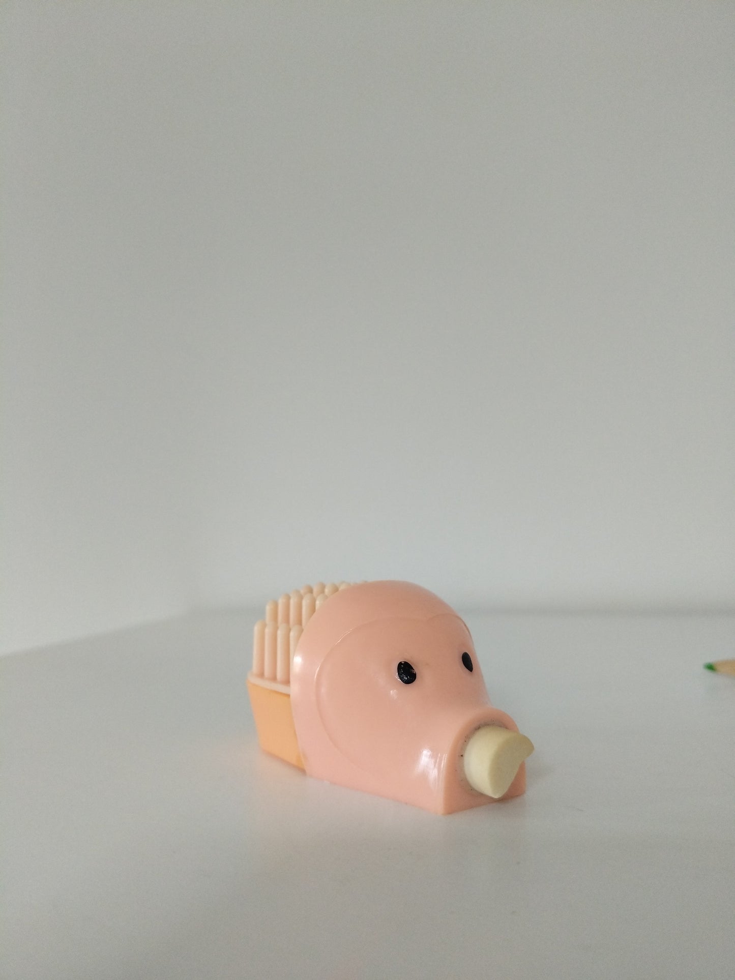 Hérisson miniature taille-crayon, porte-crayon et gomme 80's couleur au choix