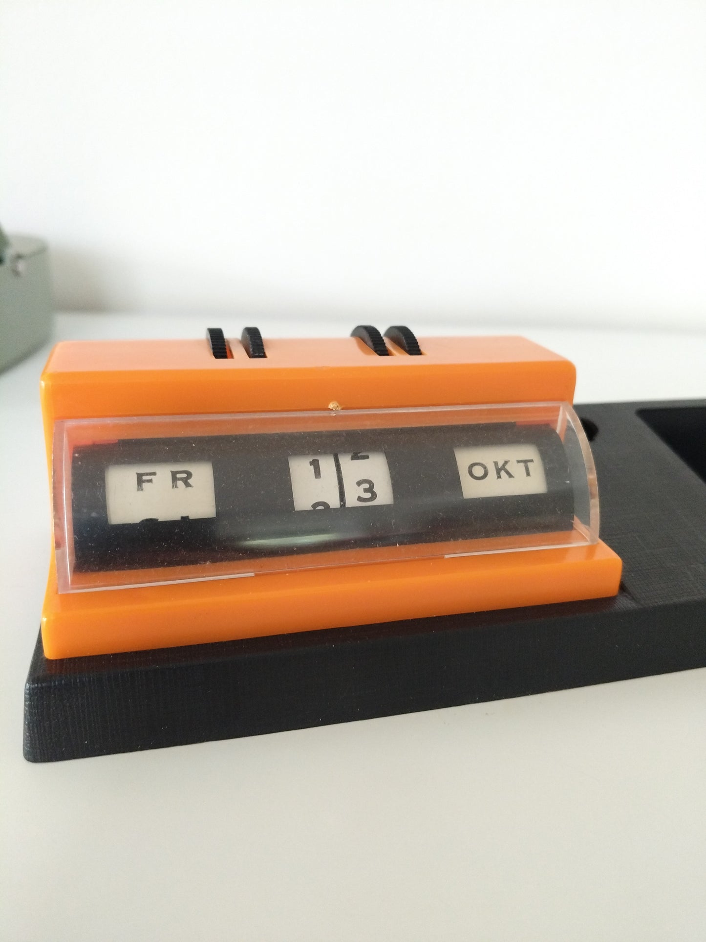 Calendrier perpétuel/ organisateur de bureau en plastique UK design en allemand - cetaitmieuxavant