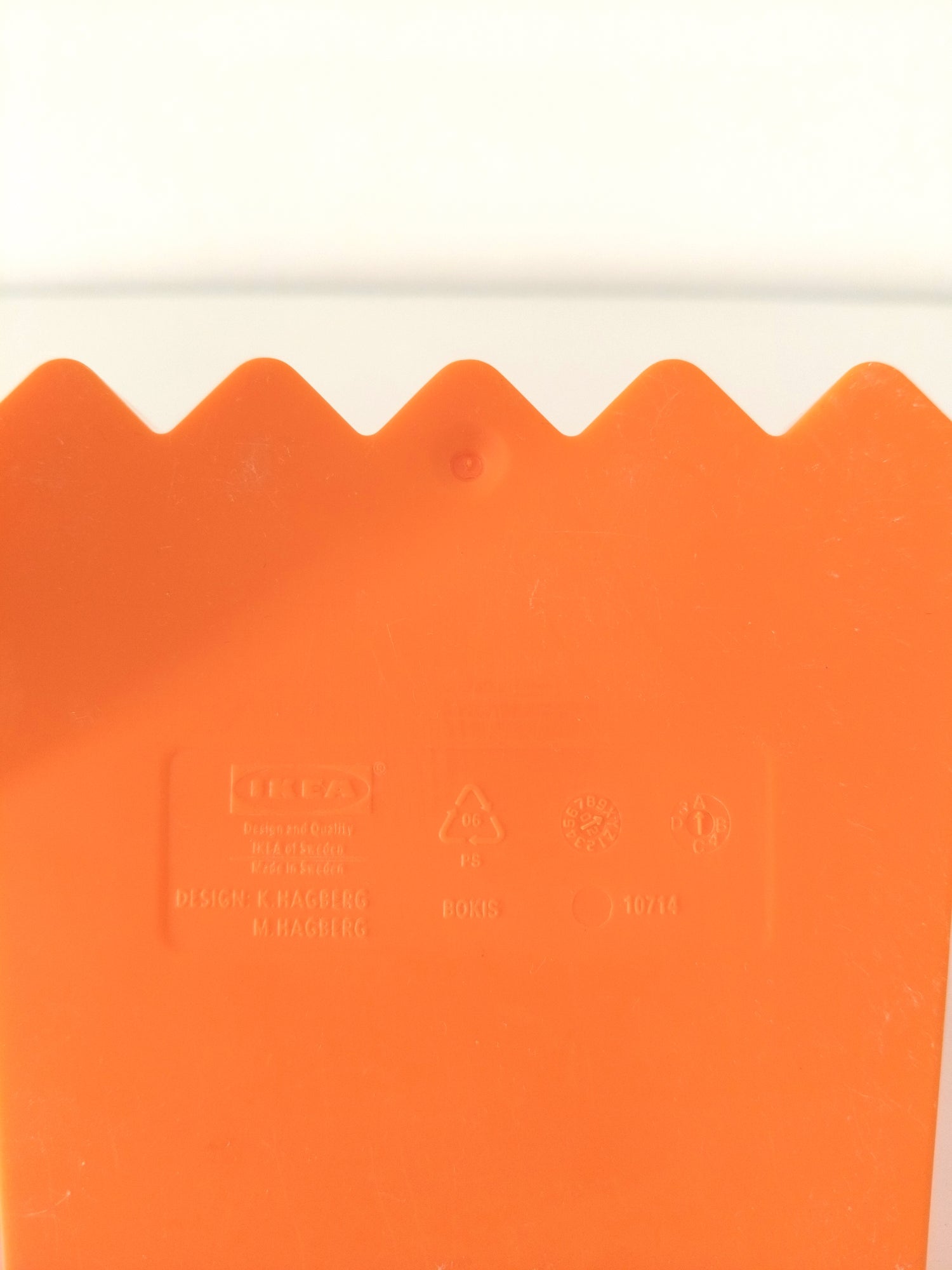 Serre-livres zig zag Bokis par K. et M. Hagberg pour Ikea  90's - cetaitmieuxavant