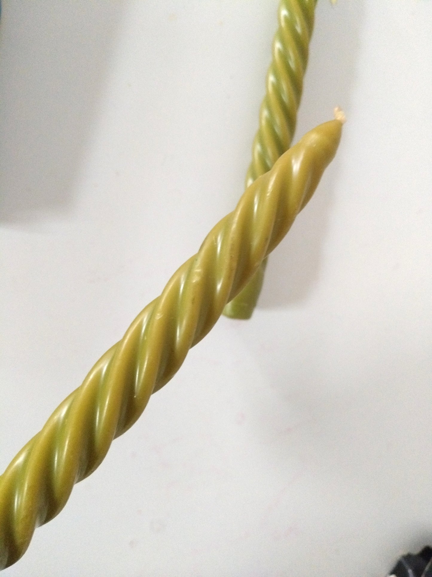 2 anciennes bougies torsadées "bougies de la cour"