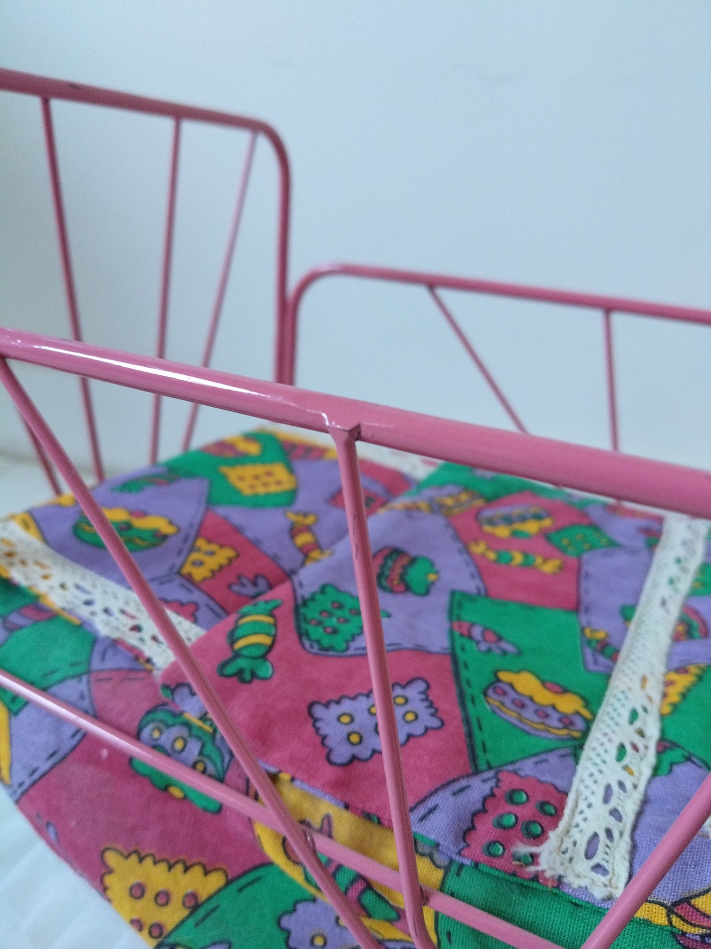 Petit lit de poupée métallique + linge de lit 80-90's