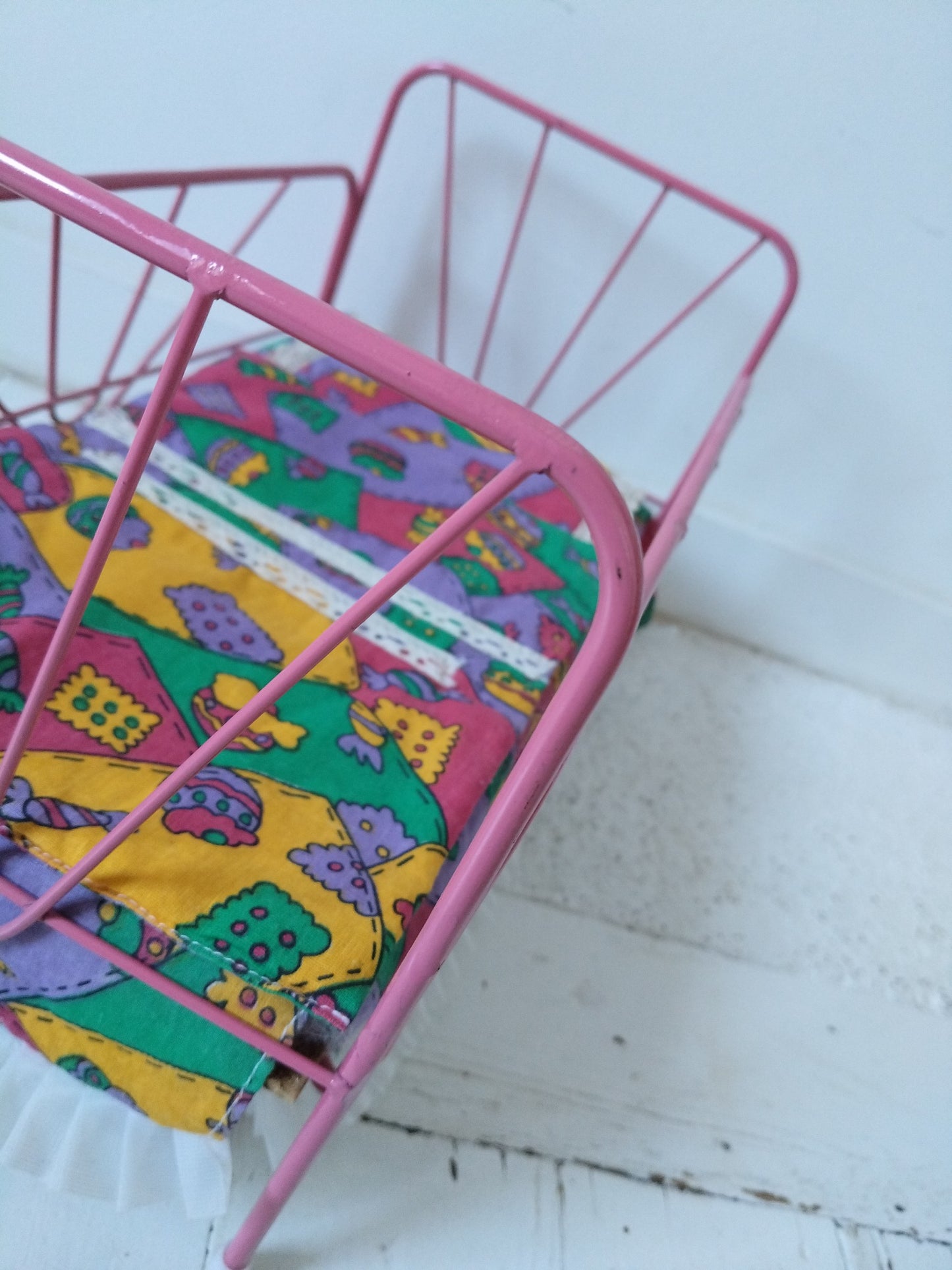 Petit lit de poupée métallique + linge de lit 80-90's