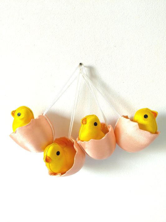 Déco Pâques/ ensemble de 4 petits poussins en plastique à suspendre - cetaitmieuxavant