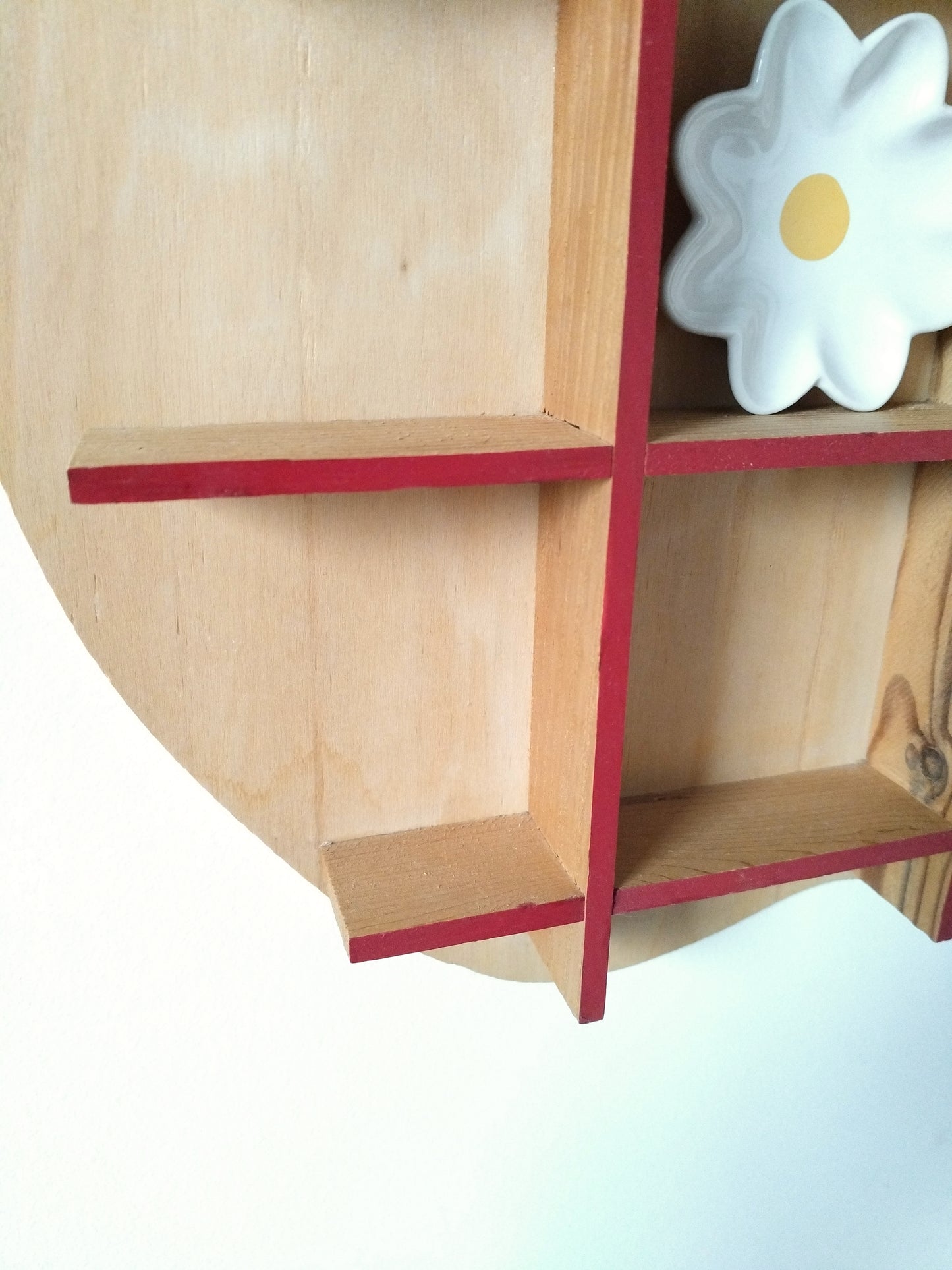 Étagère murale pomme pour miniatures en bois