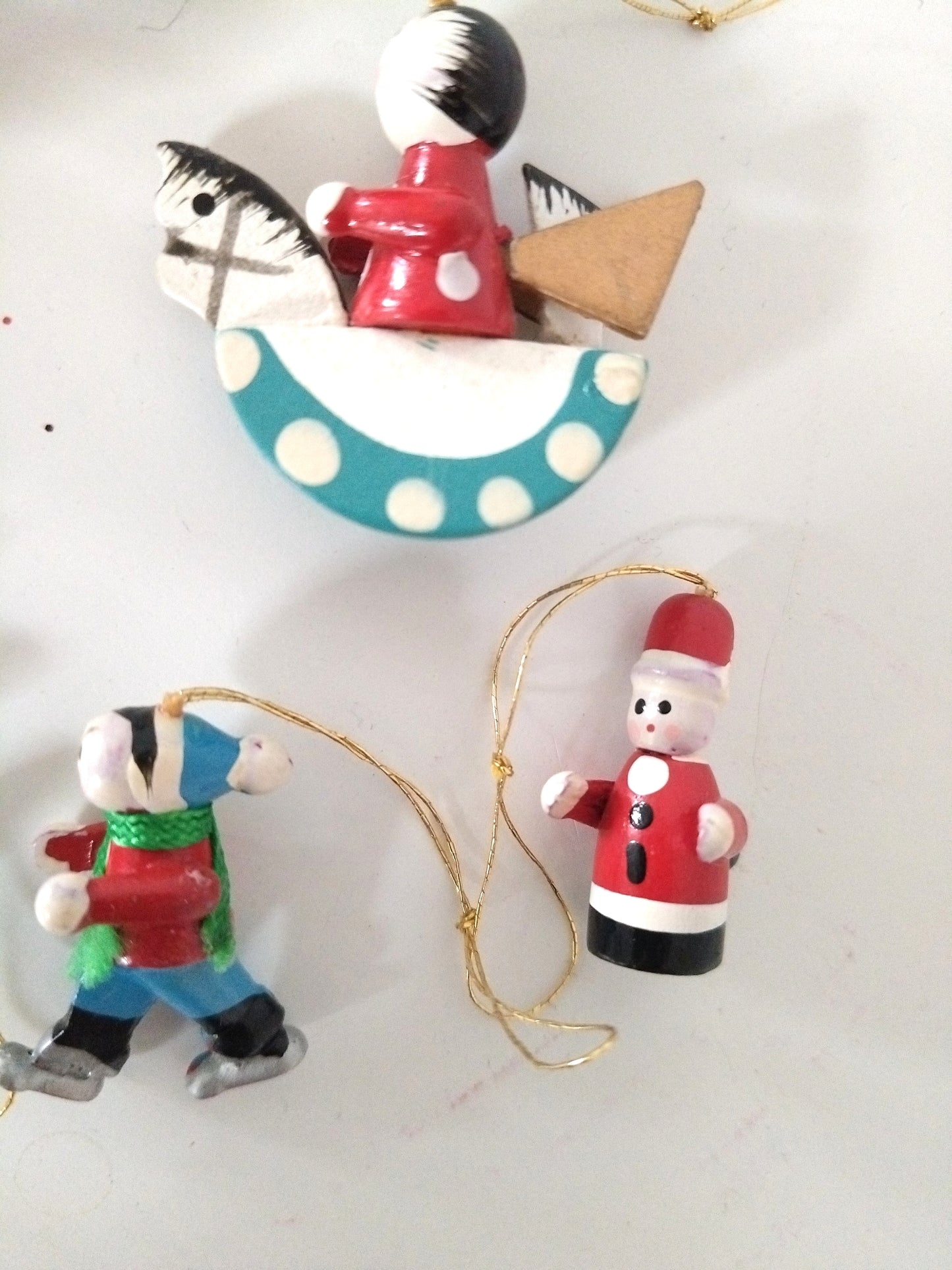 Ensemble de 12 petits sujets de Noël en bois