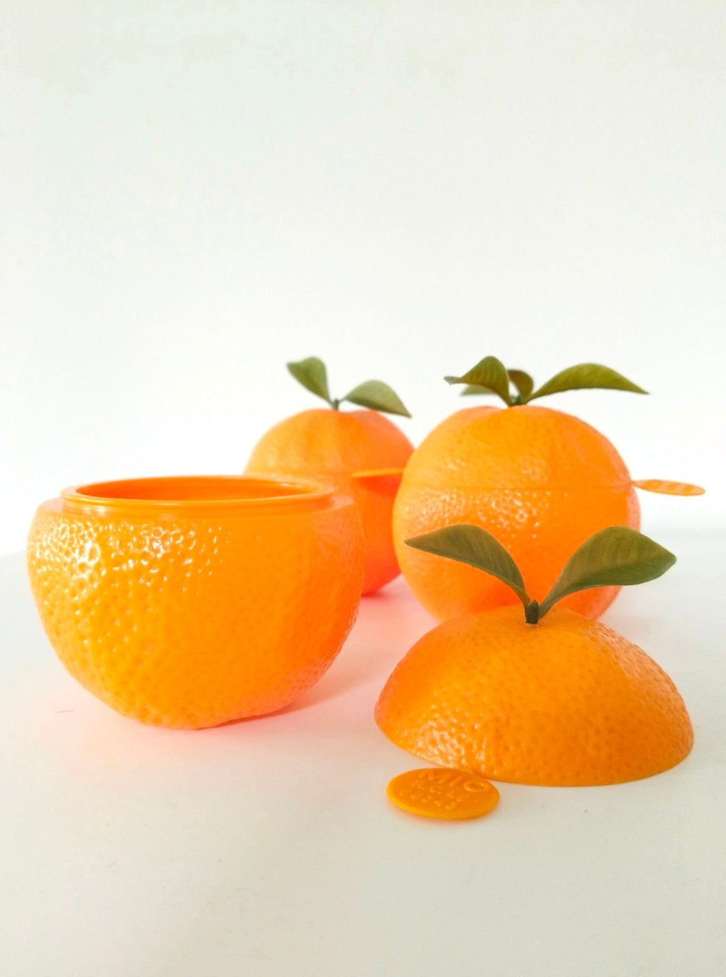 Petite boîte en forme d'orange en plastique publicitaire Ijsboerke à l'unité