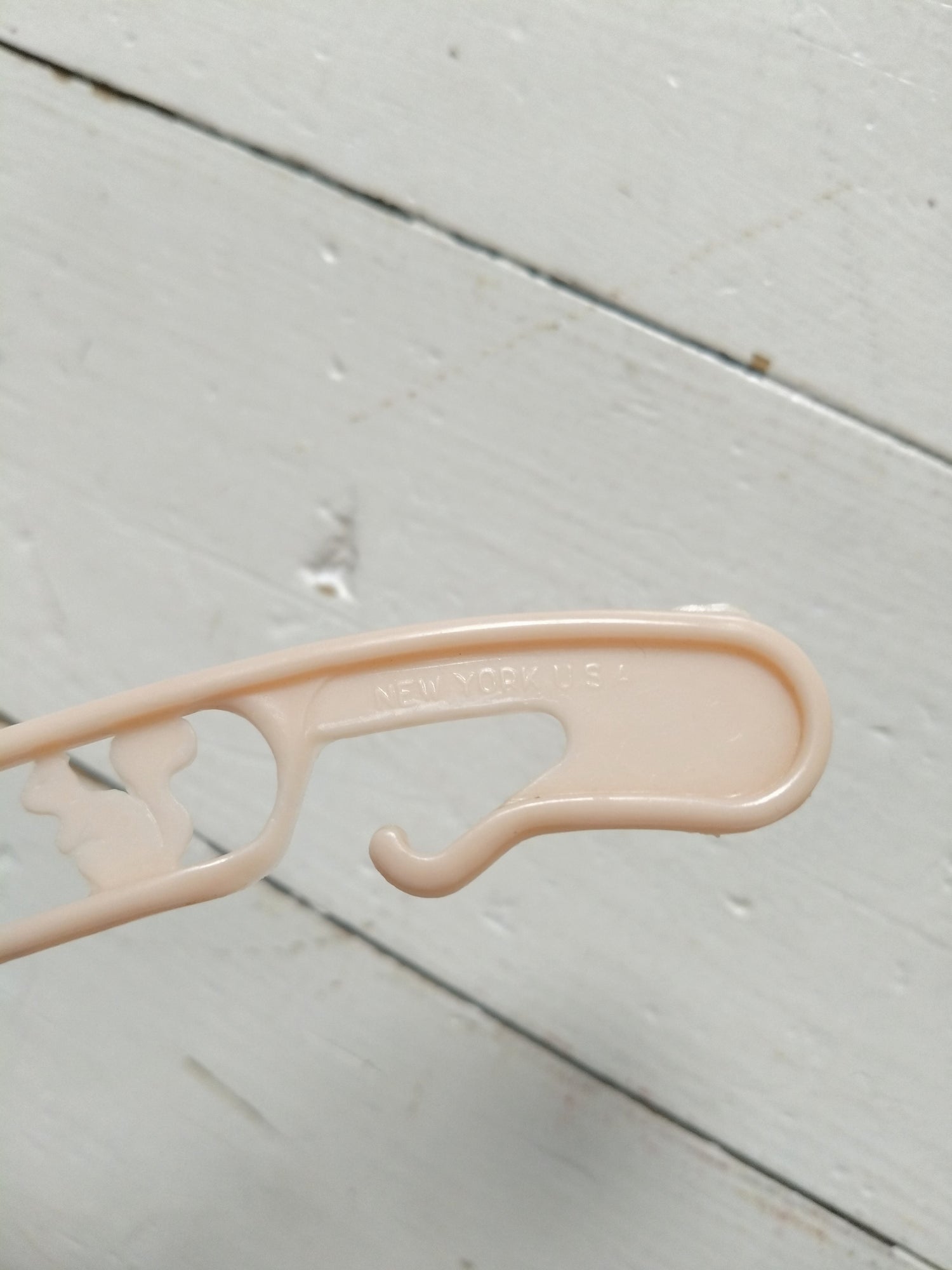 Ensemble de 2 cintres en plastique enfant - cetaitmieuxavant