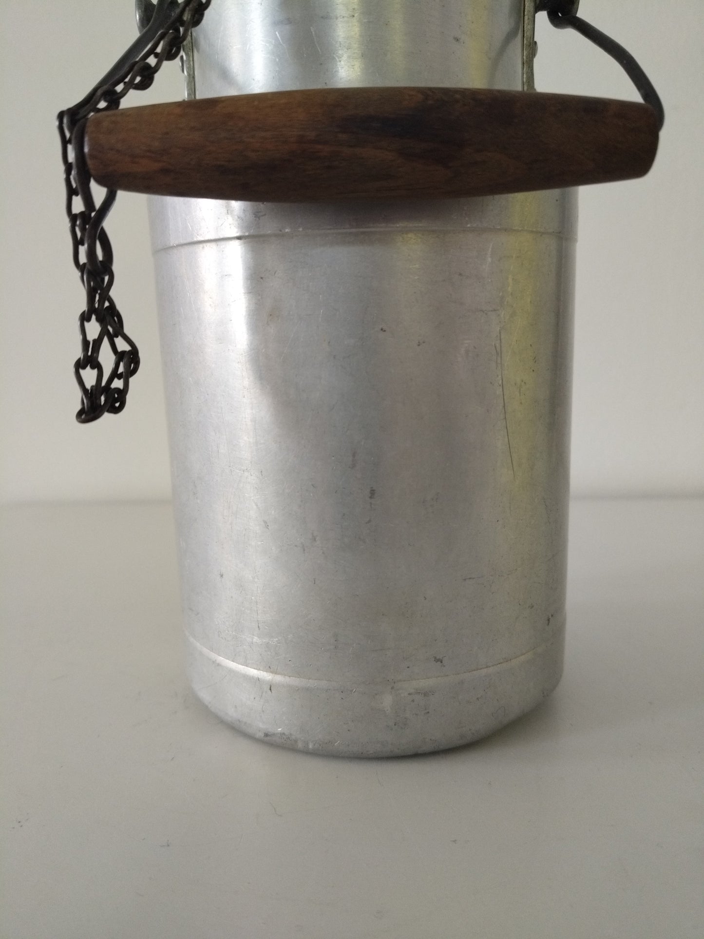 Ancien pot à lait en aluminium ou en plastique Gilac au choix