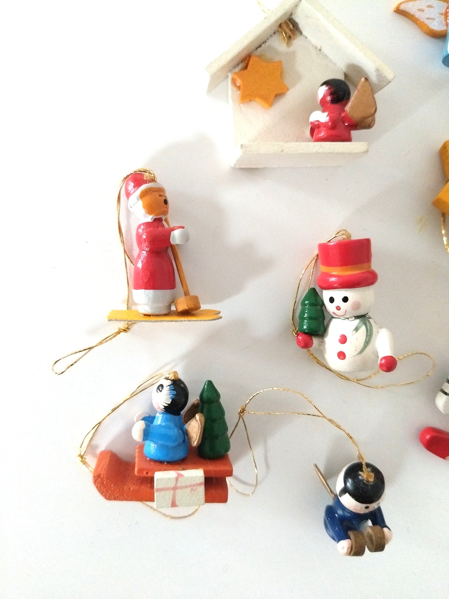 Ensemble de 12 petits sujets de Noël en bois