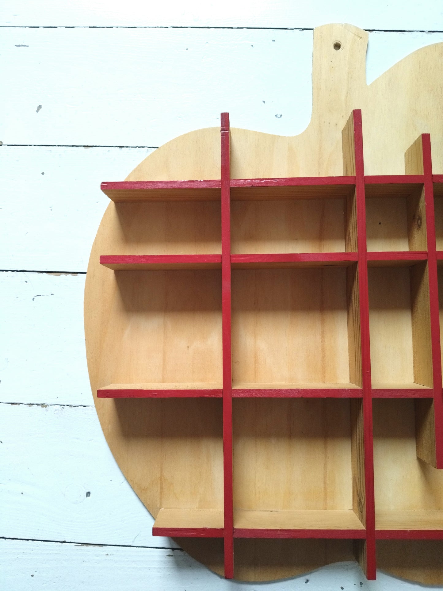 Étagère murale pomme pour miniatures en bois