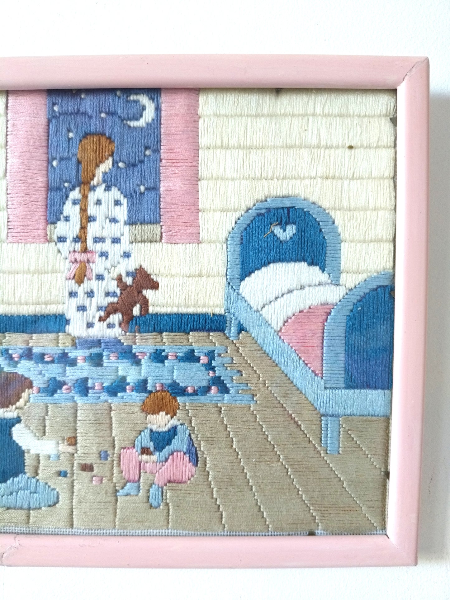 Broderie murale encadrée décor naïf enfantin