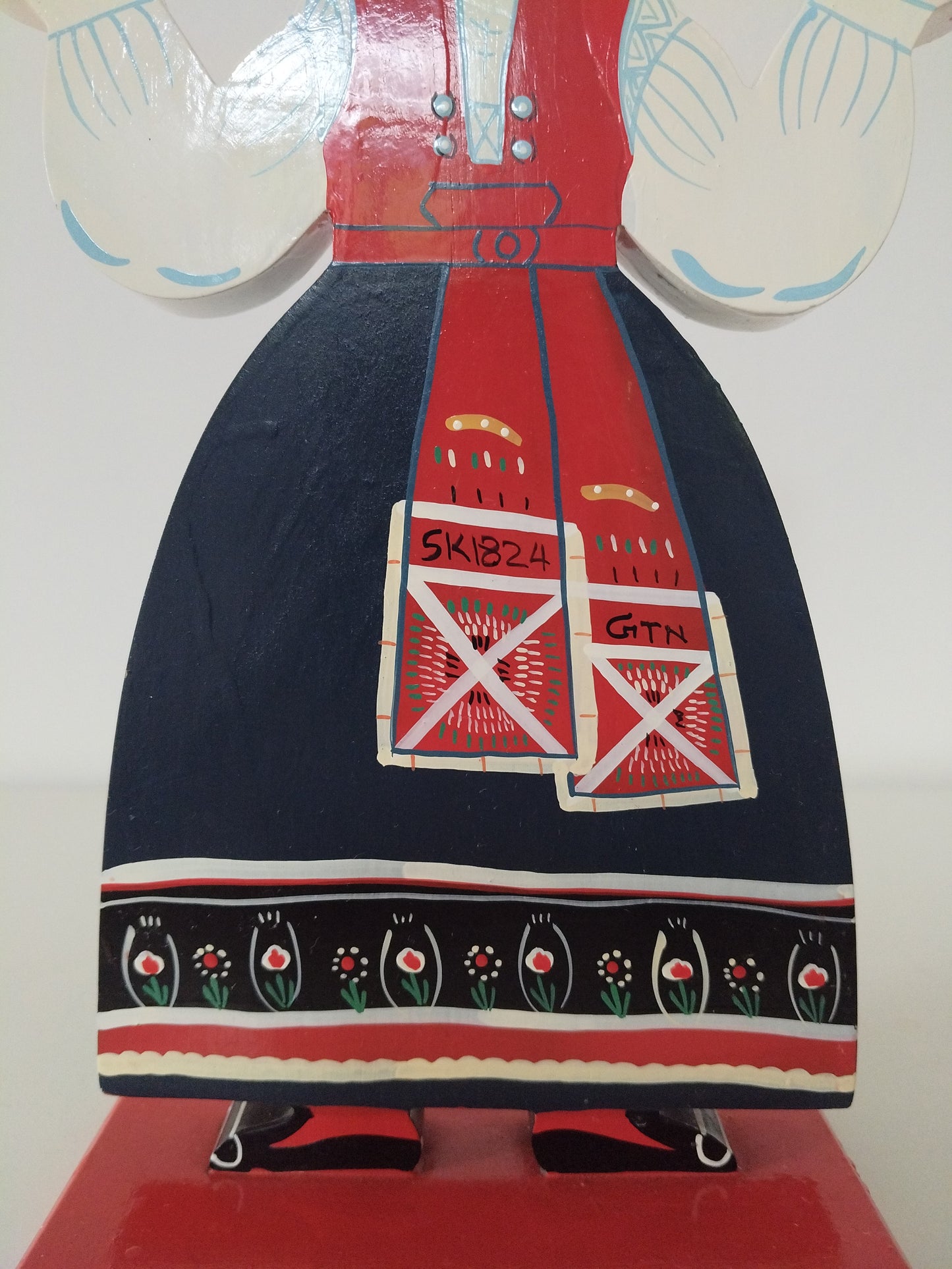 Ensemble de 2 bougeoirs en bois folklore suédois par Lizzie Velander pour Ikea 80's
