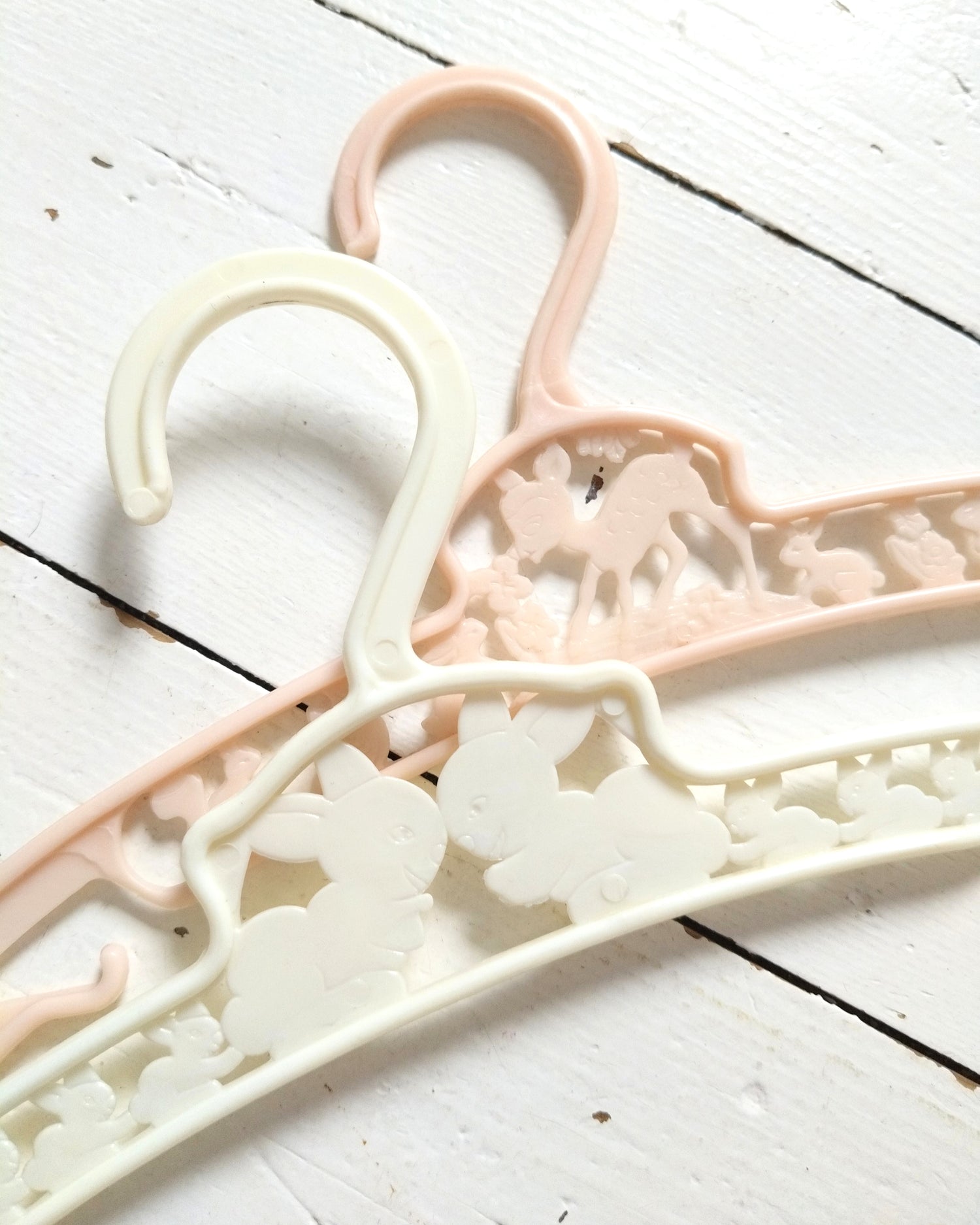 Ensemble de 2 cintres en plastique enfant - cetaitmieuxavant