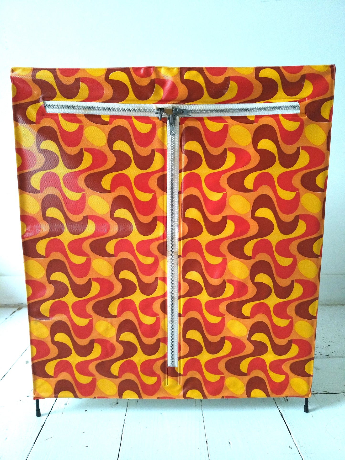 Petit meuble de poupées vintage